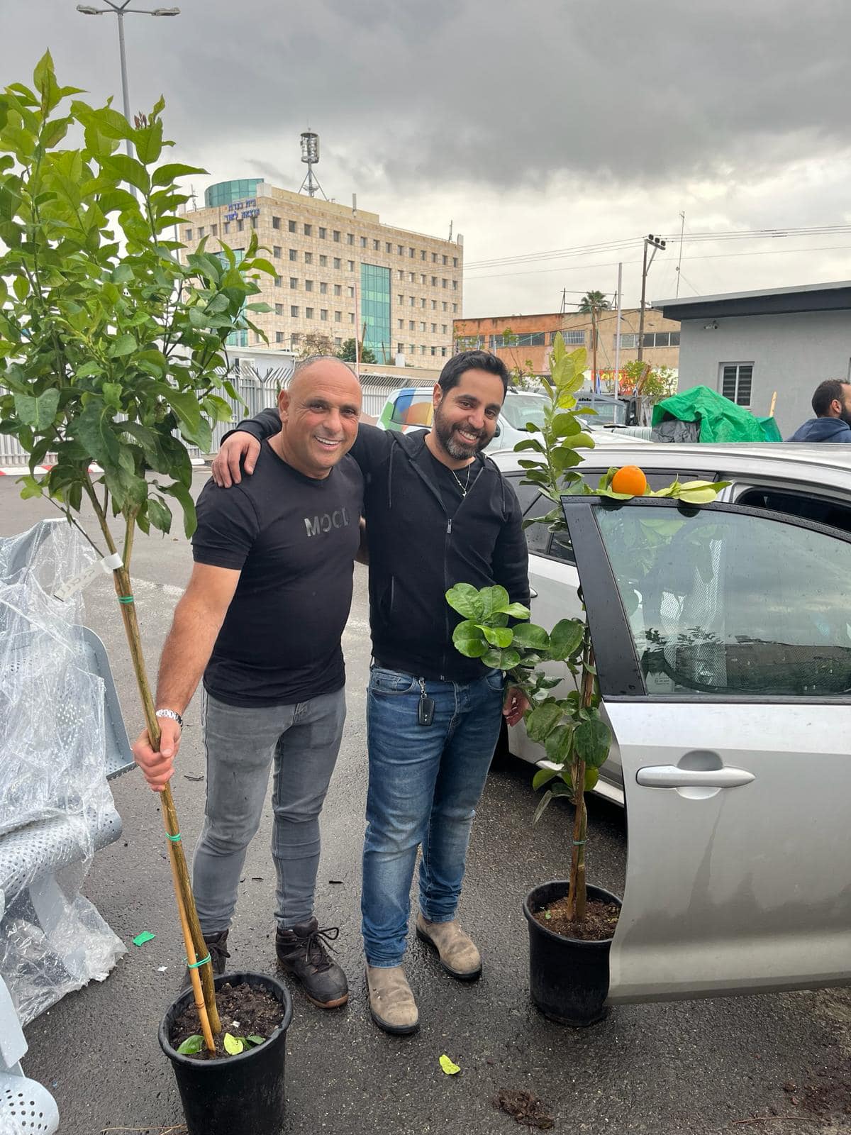 היחידה הסביבתית בעירייה בסיוע קק"ל חילקו בשבוע שעבר כ-200 עצי פרי לתושבים ולוועדי הבתים המתגוררים בבניינים משותפים כל זאת במסגרת מיזם "שבוע ירוק". המיזם שהיה אמור להתקיים בחודש אוקטובר בשני חלקים ונעצר בעקבות המלחמה, יצא לדרך בט"ו בשבט לכבוד ראש השנה לאילנות בחלוקת עצי פרי לנטיעה.