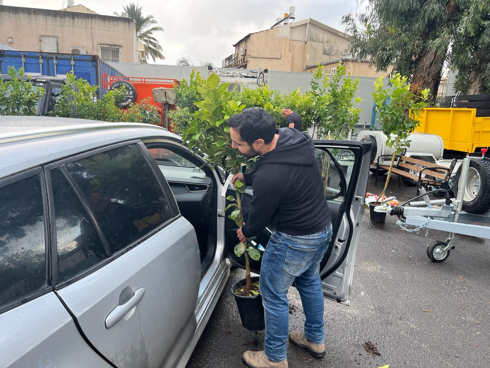 עשרות רבות של תושבים נרשמו לקול הקורא שיצא בפרסום נרחב ובכך התחייבו לנטוע את עצי הפרי בחצרות הבניינים המשותפים, לשמור ולטפח את העצים, לדאוג להשקיה ולגיזום. מטרת החלוקה היא להגדיל את כמות העצים בעיר וכך לצמצם זיהום אוויר בעיר, למנוע סחף אדמה, לסייע בחלחול גשם למי התהום ולעשות נעים בעיניים ובלב לכל מי שנהנה מלבלוב העצים ומהפרי שלהם.