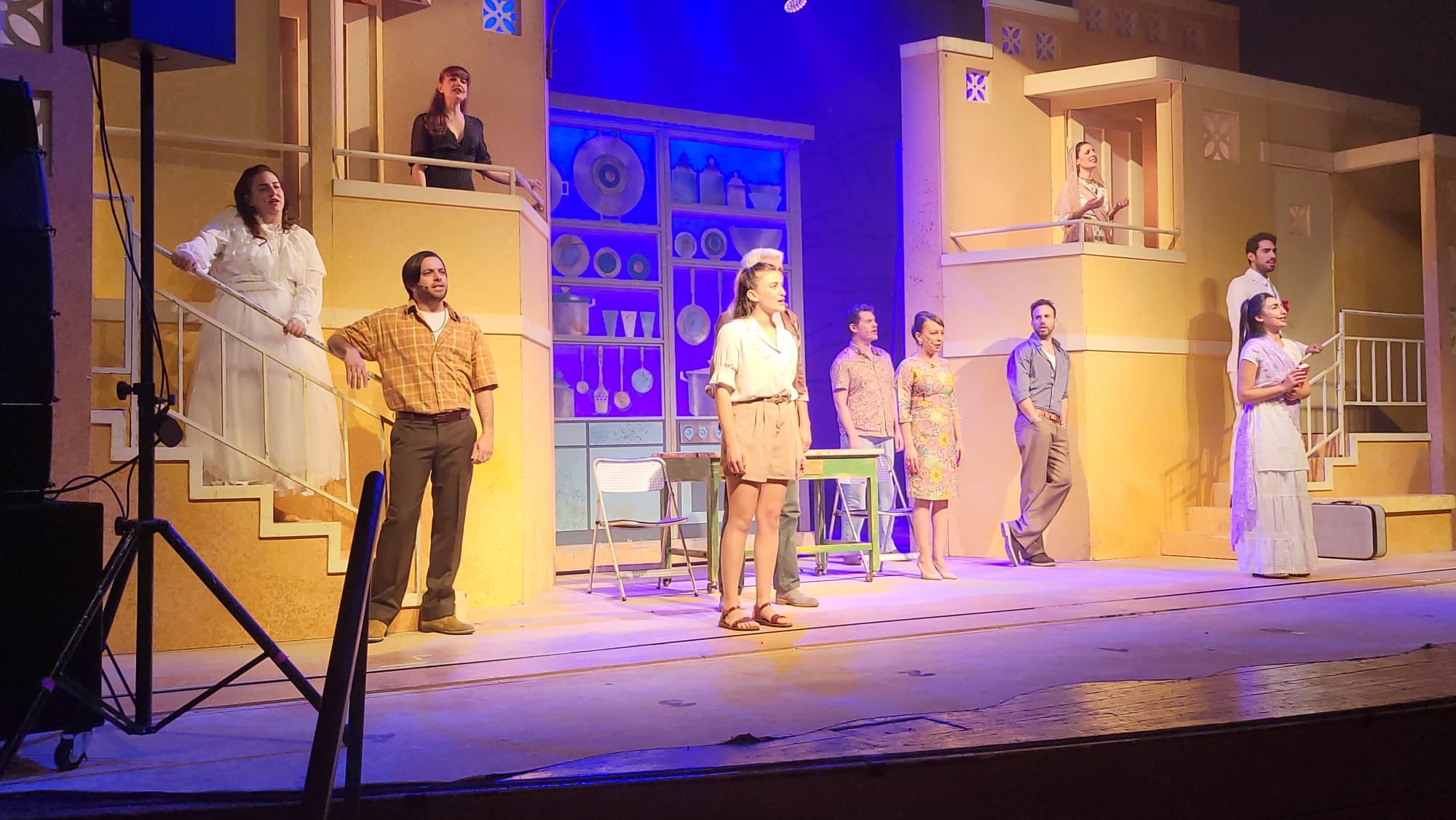 בצל מלחמת "חרבות ברזל" התקיימה פתיחה חגיגית של היכל התרבות שמתחילה עונת מנויים נוספת. ההיכל הוותיק בבקעת אונו פתח את העונה עם ההצגה "סוף העולם שמאלה" של תיאטרון חיפה שהועלתה בימים חמישי ומוצ"ש בפני מאות תושבים וצורכי תרבות מהאיזור. על תחום התרבות בעיר אמונה חנה פיזואטי יוסף.