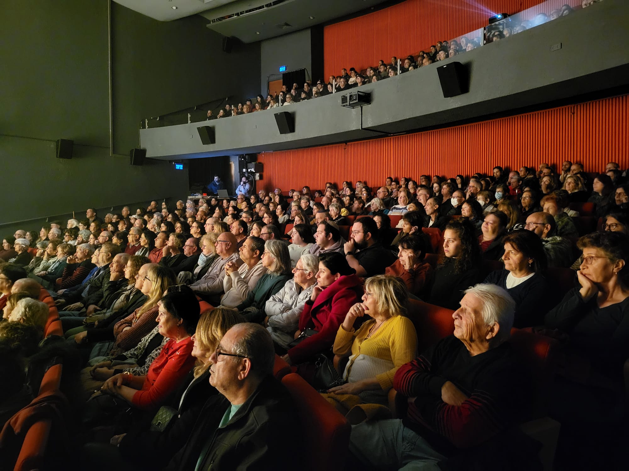 מדובר במחזמר קומי שמבוסס על סרטו המצליח של אבי נשר, ומשתתפים בו גל מלכה, שני ששון, אוולין הגואל, אורי גבריאל, אבי גרייניק וכוכבים נוספים. עונת המנויים נפתחה לאחר שבחודשים האחרונים עבר ההיכל שיפוץ של הכניסה אליו שעבר שדרוג ומתיחת פנים משמעותיים.