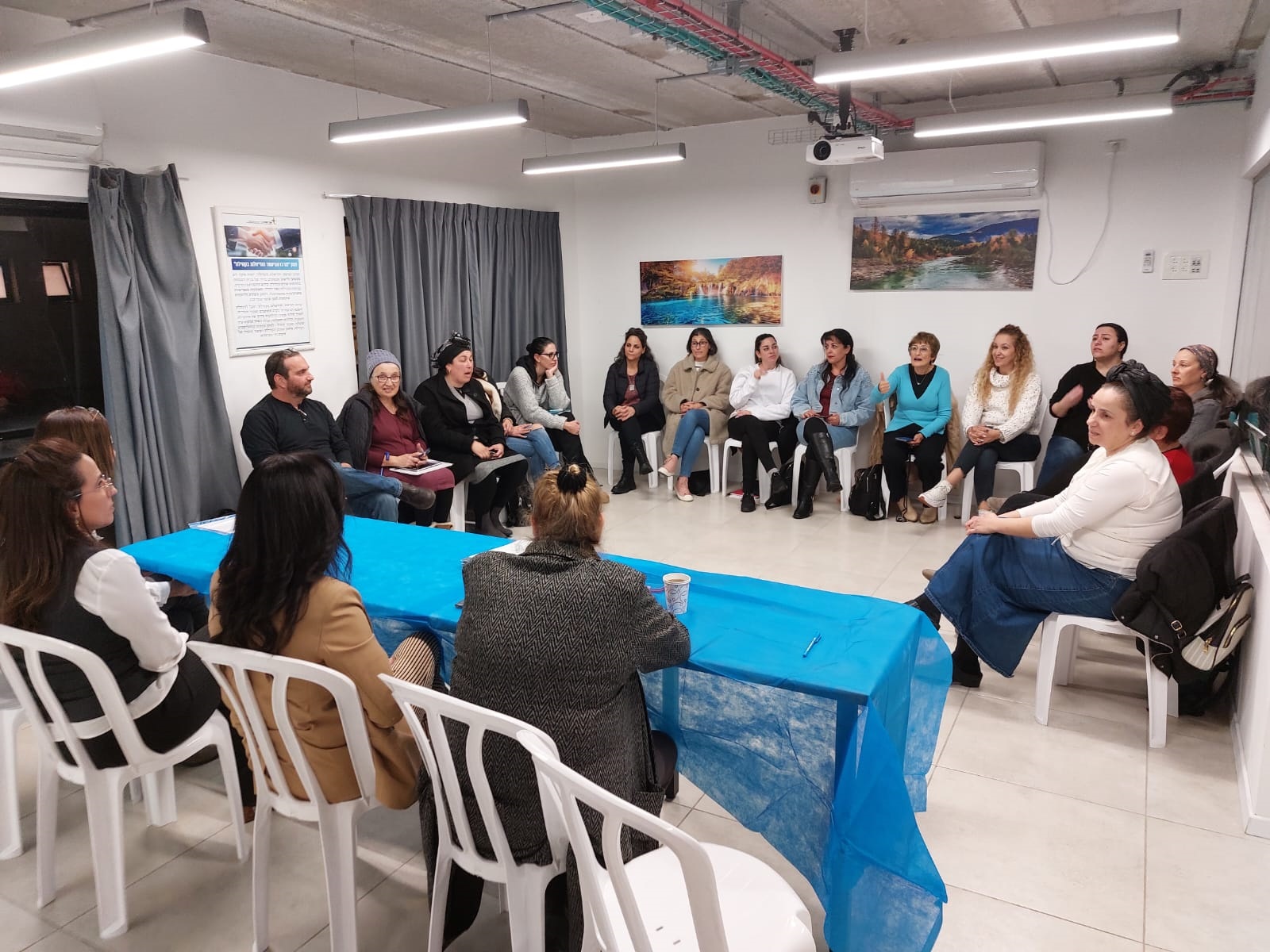 קורס גישור בסיסי ראשון הסתיים בשבוע שעבר במרכז גישור ודיאלוג בקהילה. בקורס בהיקף של 60 שעות אקדמאיות השתתפו 16 חניכות וחניכים תושבי העיר והוא נמשך כחודשיים וחצי לאורך 10 מפגשים. הקורס התקיים בהנחייתה של עו"ס מריאלה יעבץ בוחניק והוא עומד בקריטריונים של "ועדת גדות" ומוכר על ידי הנהלת בתי המשפט בישראל.