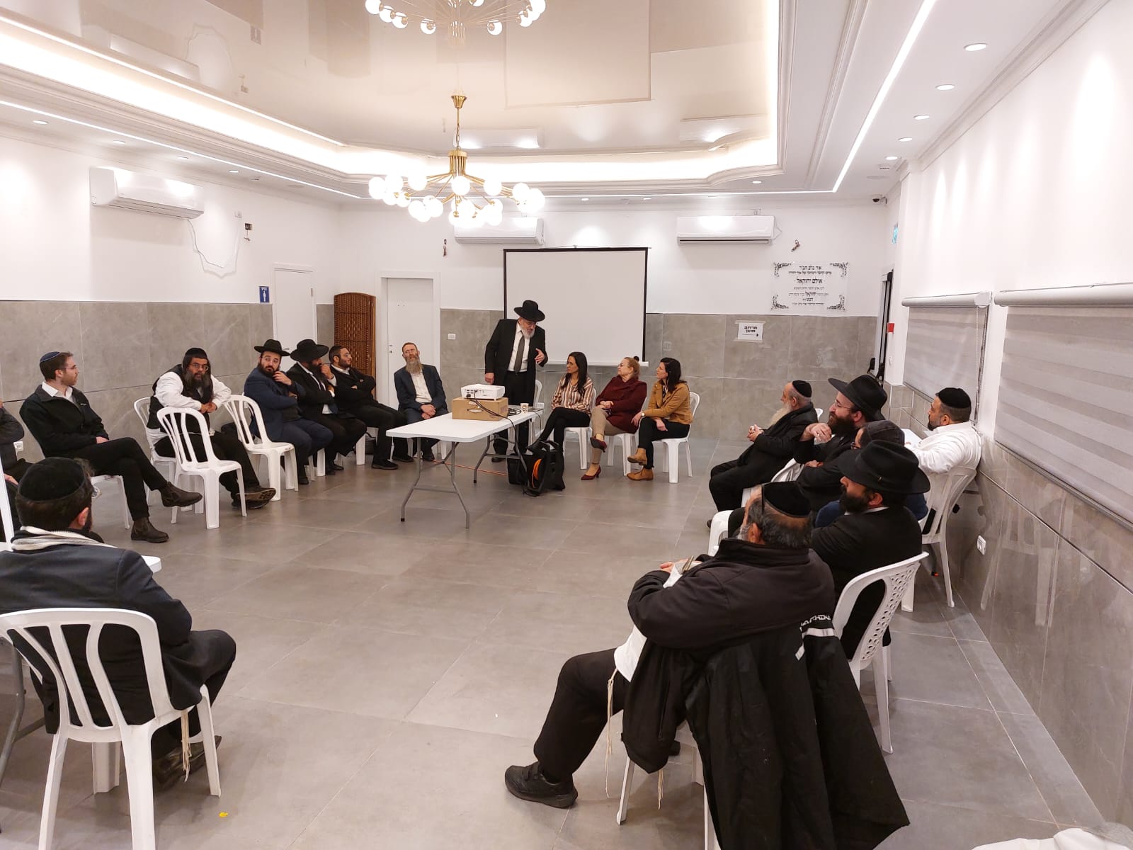 בנוסף, הוקם דוכן חשיפת פעילות מרכז גישור ודיאלוג בקהילה ברחבת קניון עזריאלי אאוטלט בעיר ובו חולקו עלונים עם מידע אודות השירות של המרכז ופרחים לתושבים. במהלך החודש הקרוב מתוכננת הרצאה בנושא "הקשבה במערכות יחסים" העוסקת בפתרון קונפליקטים מחיי היום יום והקניית כלים מעולם הגישור וכן פתיחת קורס "מנהיגות מגשרת" בבית ספר אלונים.