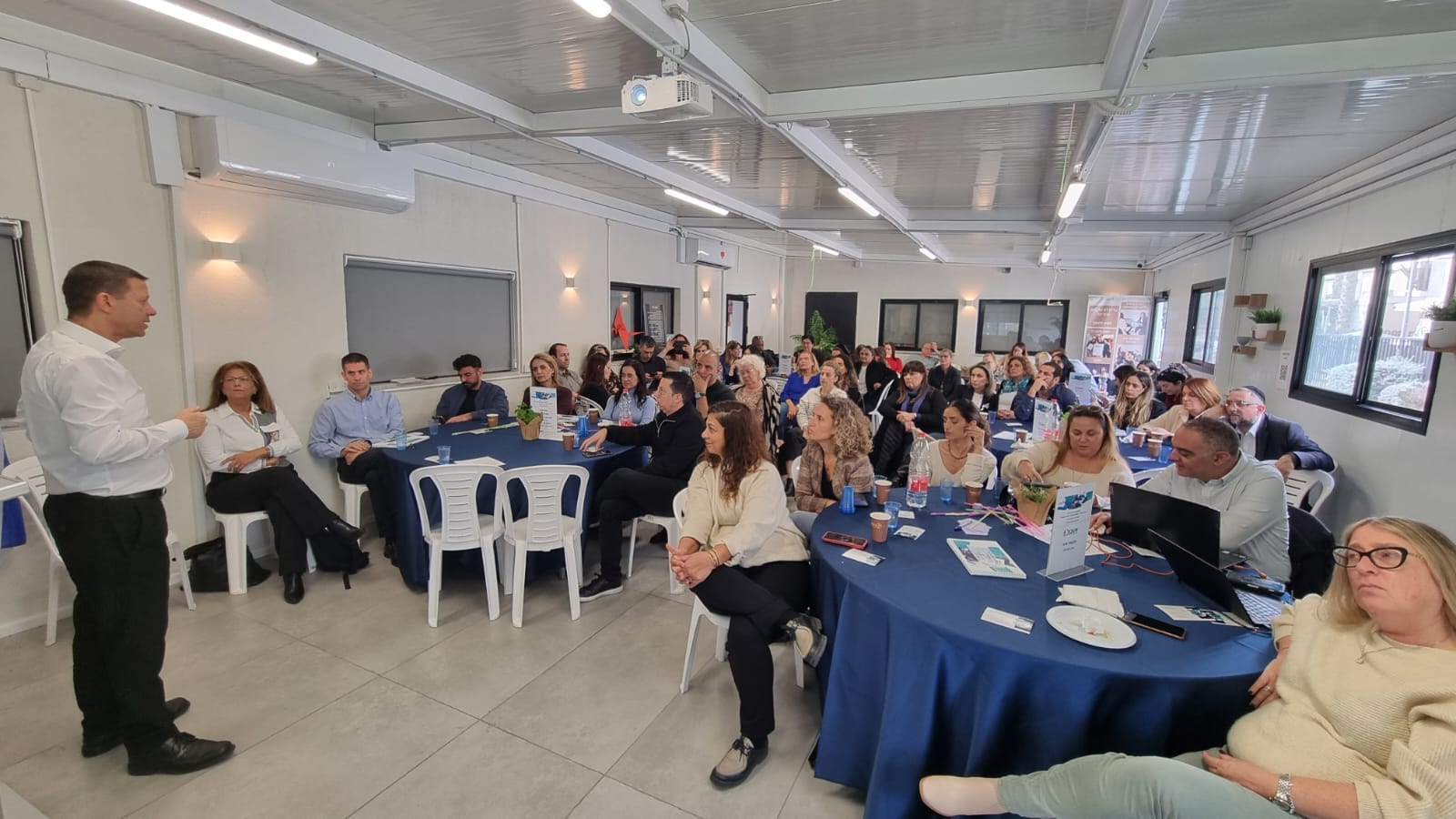 את התוכנית האסטרטגית העירונית מובילה ברמה העירונית מנהלת אגף החינוך, דלילה אשכנזי, שהחלה להאיץ את הנושא החל משנת 2020 ובכל שנה התוכנית מעודכנת ומכוילת בהתאם ליעדים מדידים מוגדרים. בין הנושאים שהוצגו היו תוכניות שמשפרות ומקדמות פינוי בינוי, שיפור אמצעי התחבורה והתשתיות, יצירת חוסן קהילתי בכל הגילאים, כולל הגיל השלישי וגילאי הצעירים והסטודנטים, הן בתחומי הרווחה והן בתחומי בריאות הנפש ועוד. בכנס דנו גם בשיפור תחומי ההשכלה והתעסוקה בשיתוף העסקים בעיר, קידום דיגיטציה שירותית בכל שכבות הגיל, שימור המסורות והרב תרבותיות בעיר תוך הטמעת אירועי שיא בין כל השכונות בעיר ותקשור כל התוכניות פורצות הדרך באמצעות הדוברות בכל אמצעי המדיה תוך הנגשת המידע לכלל התושבים.