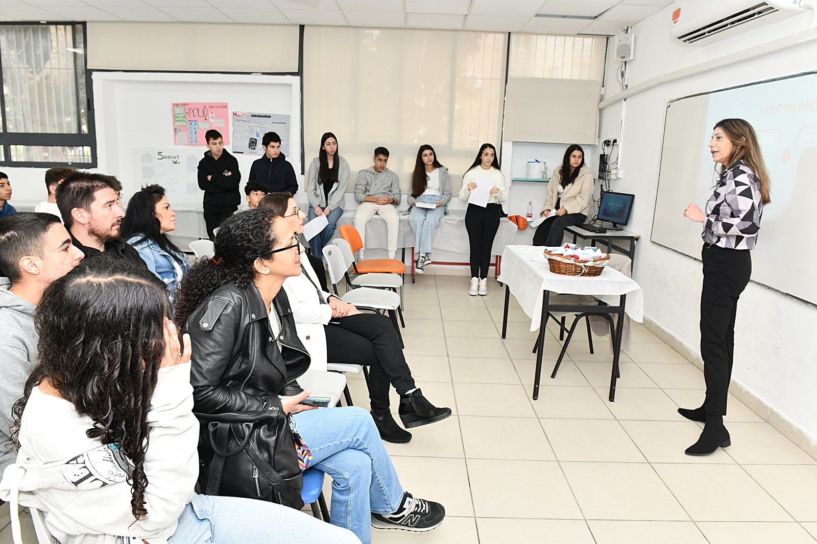 היום נפתח במליאה בה התכנסו התלמידים, ההורים, הצוותים החינוכיים ובעלי התפקידים לפגישת היכרות עם ד"ר נתי ברק, מנהל קריית החינוך יובלים ועם מירב שקד, מנהלת החטיבה העליונה, וקיבלו סקירה על התיכון ומגמות הלימוד המוצעות, 13 במספר: פיסיקה, כימיה, ביולוגיה, מדעי המחשב, סייבר, ערבית, דיפלומטיה, ניהול עסקי, גיאוגרפיה, מדעי החברה, אומנות, תיאטרון וקולנוע. ראש העיר, ליאת שוחט, ומנהלת אגף החינוך, דלילה אשכנזי, סיפרו להורים ולתלמידים על משנתן החינוכית וההשקעה העירונית בתחום החינוך.