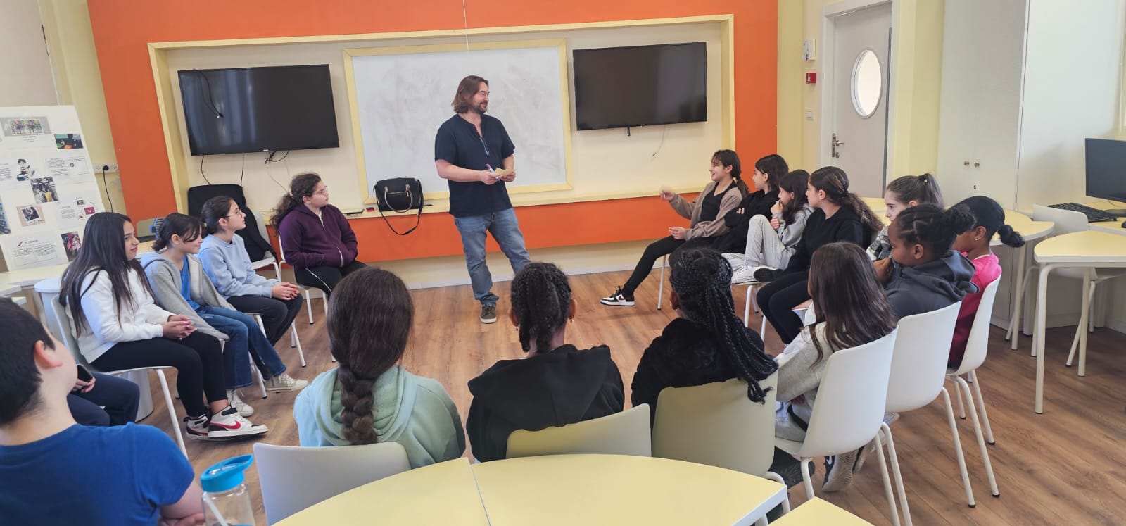 "מרכז גישור ודיאלוג בקהילה" במחלקת משאבי קהילה באגף שח"ק בשיתוף עם הרשות לביטחון קהילתי באגף החינוך וביה"ס היסודי "אלונים", משיקים פרויקט ייחודי וראשוני באור יהודה בנושא "מנהיגות מגשרת" שיתקיים בביה"ס בהנחיית יועץ חיצוני פדגוגי מקצועי מטעם חברת "קהלים שלובים" ומטרתו להכשיר תלמידים ותלמידות נבחרים שישמשו כמגשרים בבית הספר. פרויקט הגישור בבית הספר מאפשר לתלמידים להתנסות בשיח מכבד ומשתף, לקחת אחריות על התהליך ולשפר את התקשורת. המגשרים מהווים קבוצת מנהיגות בית-ספרית ומשמשים מודל לתלמידים ולתלמידות. מטרת העל היא להטמיע את "השפה הגישורית" כך שתחלחל מהתלמידים ומהתלמידות למשפחתם ולסביבתם ובכך תיטיב את האווירה בקהילה כולה. בפרויקט יינתן דגש למרקם החברתי והדינמי שמאפיין את התלמידים ולקיום דיאלוג מתמיד ומתמשך במערכות היחסים בינם לבין עצמם ובינם לבין הצוותים החינוכיים הבאים איתם במגע לאורך השנה. במסגרת הפרויקט, יוכשרו הצדדים להיטיב את היחסים בינם לבין עצמם ולקבוע דרכי תקשורת לניהול סכסוכים בין התלמידים והתלמידות על בסיס שיח מכבד ומשתף, הידברות, הקשבה, סבלנות וסובלנות. עם סיום ההכשרה, יחלו המגשרים לגשר בין תלמידים ותלמידות שנקלעו לסכסוך ויסייעו להם לנהל שיח ולהגיע להסכמות המקובלות על הצדדים. כמו כן, הנהלת בית הספר תקצה חדר אינטימי ודיסקרטי בבית הספר, אשר ישמש "מרכז גישור" לצורך ביצוע הגישורים והמגשרים הצעירים יעטו אפוד ייחודי לצורך זיהויים.   צילומים: דוברות עיריית אור יהודה 