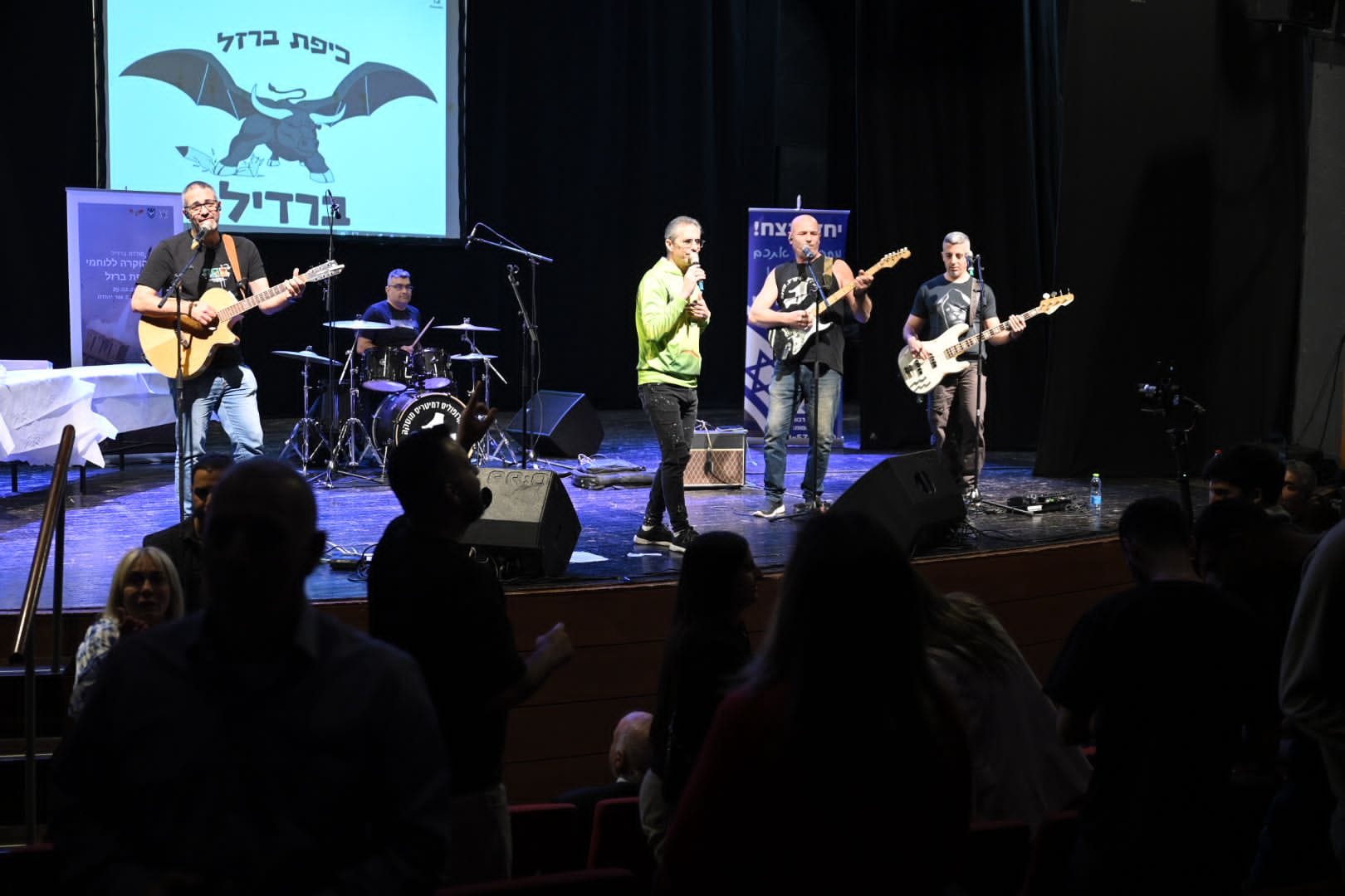 את האירוע יזמה דבי בן עמי, תושבת ירושלים אשר הקימה בביתה חמ"ל מבצעי לטובת החיילים מאז ה-7 באוקטובר. בעזרת מתנדבים ואנשי עסקים, גייסה תרומות וסיפקה לחיילים ציוד חיוני ללחימה ומנות מזון. בימים אלה, כאשר חיילי היחידה נמצאים בהפוגה קלה ונערכים לקראת מערכה בצפון, פנתה בן עמי לראש העיר, ליאת שוחט, וביקשה את עזרת עיריית אור יהודה במציאת מקום לקיום ערב הוקרה עבורם ונענתה מיד בחיוב.