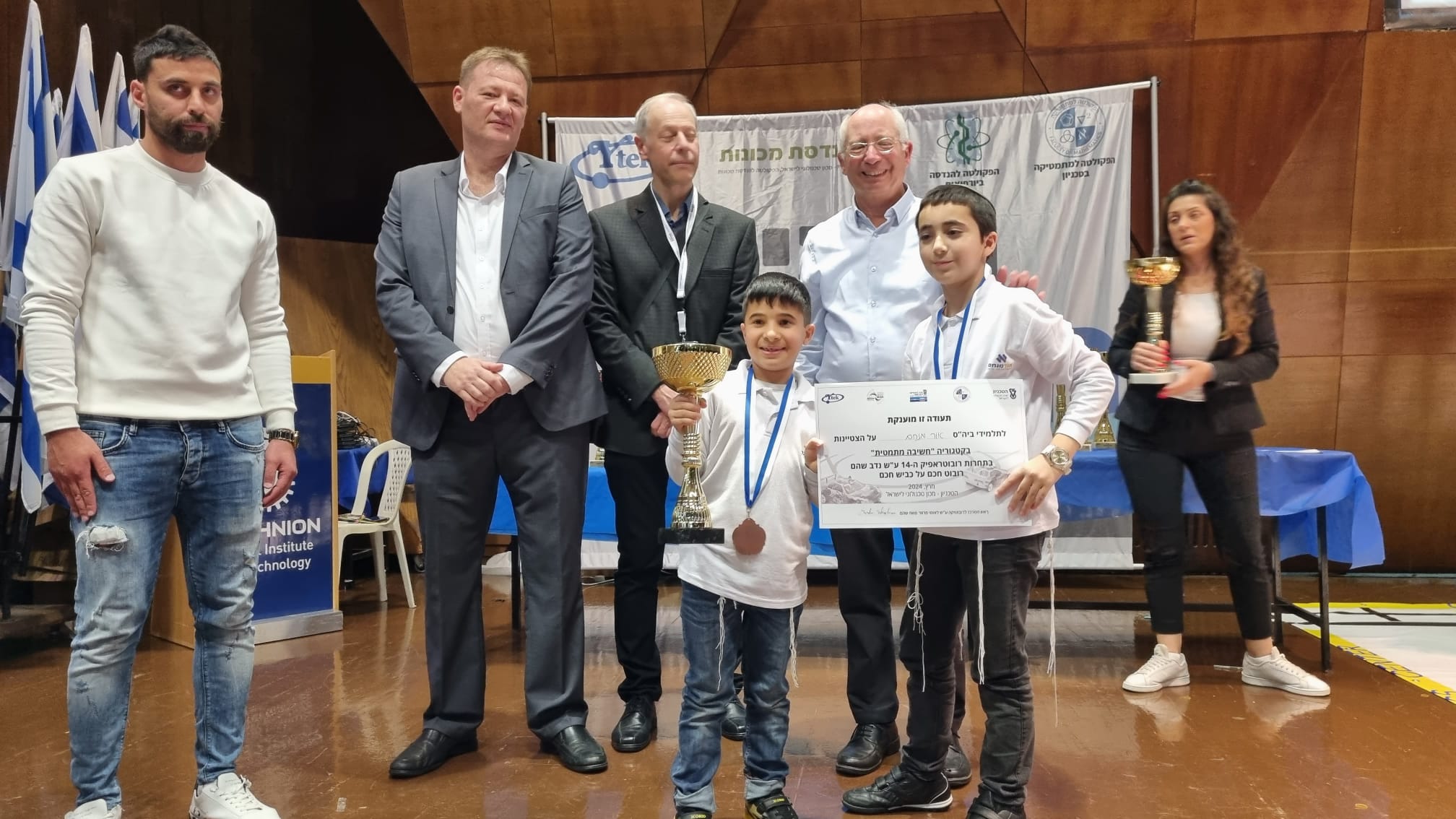 בשיאה של התחרות הוכרזו הזוכים, כאשר שמונה בתי ספר קטפו גביעים לפי קטגוריות. בשכבה ח' זכה בי"ס אור מנחם עם התלמידים דוד אורי מזרחי ונועם גושן בפרס החשיבה המתמטית. בי"ס אלונים עם מטיאוס בהרנה ופטרוס טספמרים זכו בפרס החשיבה המיחשובית.