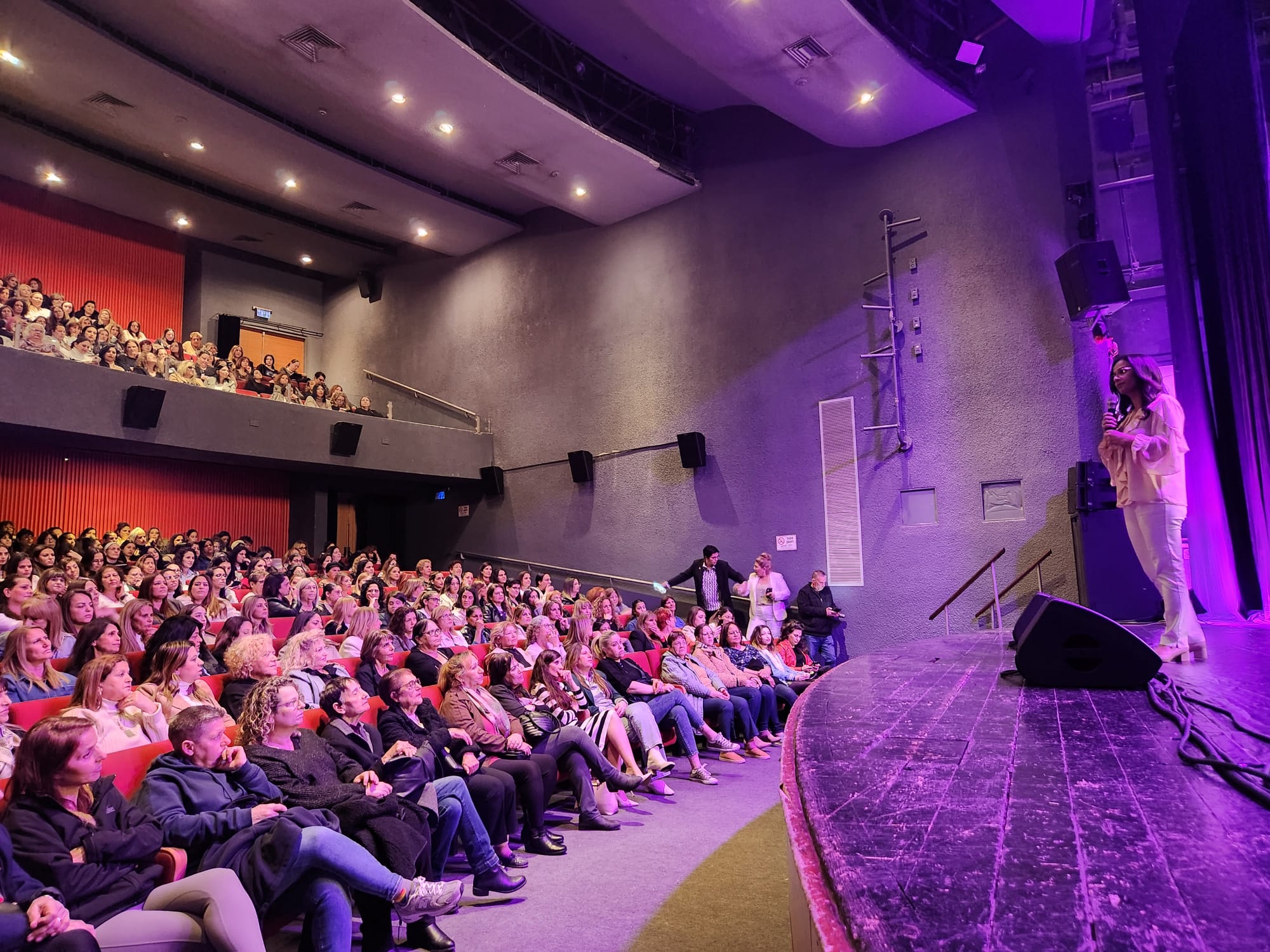 באולם מלא מפה לפה בנשים שהגיעו לבלות ולחגוג את נשיותן, ראש העיר, ליאת שוחט, בירכה את נשות העיר וציינה בדבריה את חשיבות מקומן של נשים בעולם התעסוקה, בפוליטיקה, בצבא, בחינוך, במדע ובכל תחום שאישה רק רוצה להיות בו. ראש העיר עודדה את הנשים לצאת, לכבוש כל יעד ולהגשים כל חלום.