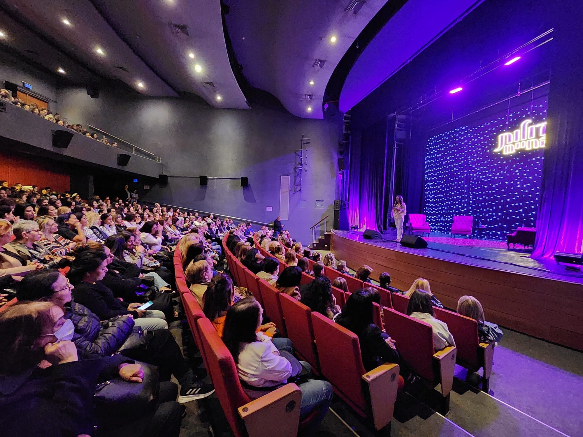 במופע עצמו סיפרו המשתתפות על תחילת דרכן המקצועית כל אחת בתחומה, המשחק, התקשורת, הדוגמנות והשירה, מי פתח להן את הדלת והאמין בהן, מי ריפה ידיהן ומה זה גרם להן לעשות, כיצד התגברו על ביקורות ומשברים ואיפה הן היום וכיצד הן מתמודדות עם הדרת נשים כשהן נתקלות בה.