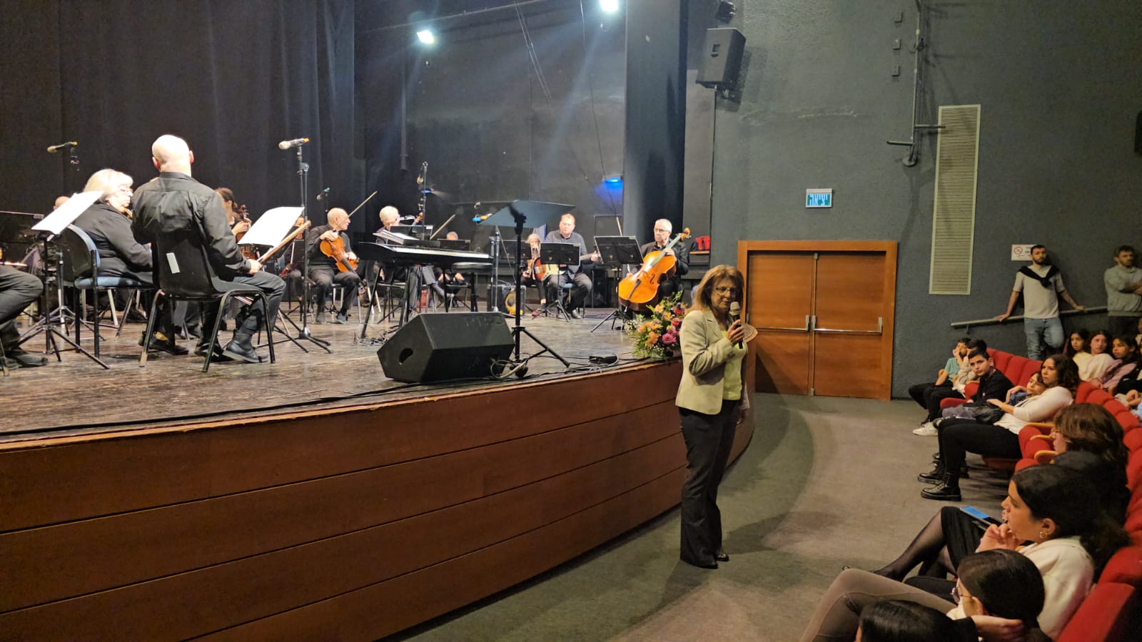 מנהלת אגף החינוך, דלילה אשכנזי, בירכה את המשתתפים, התלמידים, המורים וצוותי החינוך על חשיבות המופע בימים אלה וציינה את עבודתן יוצאת הדופן של המנהלות עידית בלכר, לימור ברקת, לימור כהן, ענת ברקוביץ', רוחל'ה ענב וסיון גוטליב.