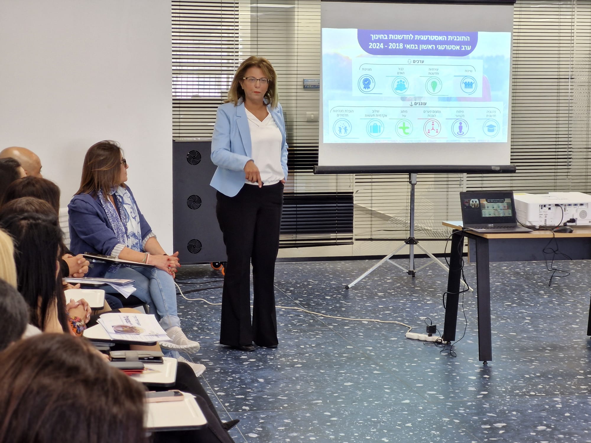 פתח הביקור הופיעו תלמידות בי"ס אהוד מנור בשיר "ניצנים נראו בארץ"  שהפך להמנון התוכנית. במהלך הביקור, עופר בוזי, סגן ראש העיר, נשא ברכה תוך שתיאר את התקדמותה של מערכת החינוך בעיר. אתי ואקנין, מנהלת תכנית "ניצנים" באור יהודה הציגה את עיקרי התוכנית המיושמים כיום וליאת סבאג, מנהלת מחלקת הגיל הרך ב"נפגשים" מרכזים קהילתיים, הציגה את הפעלת התוכנית הלכה למעשה תוך הטמעת התוכנית המורחבת בגנים ובבתי הספר. 