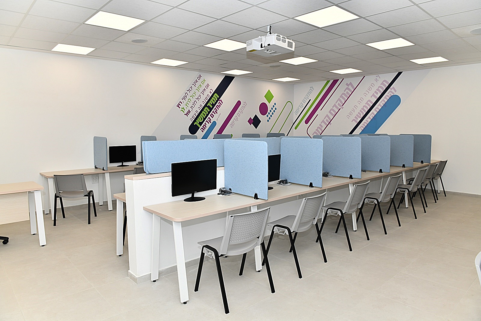 זה המקום לציין כי בשכבה י"א לומדים כיום כ-270 תלמידים וכ-70 מתוכם לומדים במגמת גאוגרפיה המשלבת למידה ובחינות בגרות מקוונת באמצעות מחשבים. 