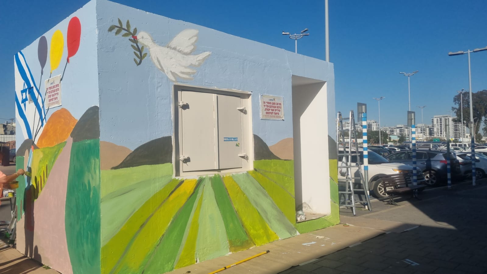 בעקבות מלחמת חרבות ברזל הציבה עיריית אור יהודה 10 מרחבים מוגנים מוסדיים בסמוך למרכזים מסחריים בעיר לטובת שיפור אמצעי המיגון ולחיזוק תחושת הביטחון בקרב תושבי העיר. המרחבים המוגנים הפרוסים בעיר נותרו בצבעם המקורי. לאחרונה יצאה העירייה בקול קורא לאומנים תושבי העיר בקריאה להציע רעיונות לצביעת ציורי קיר על הקירות החיצוניים ובכך לשפר את הנראות במרחב הציבורי.