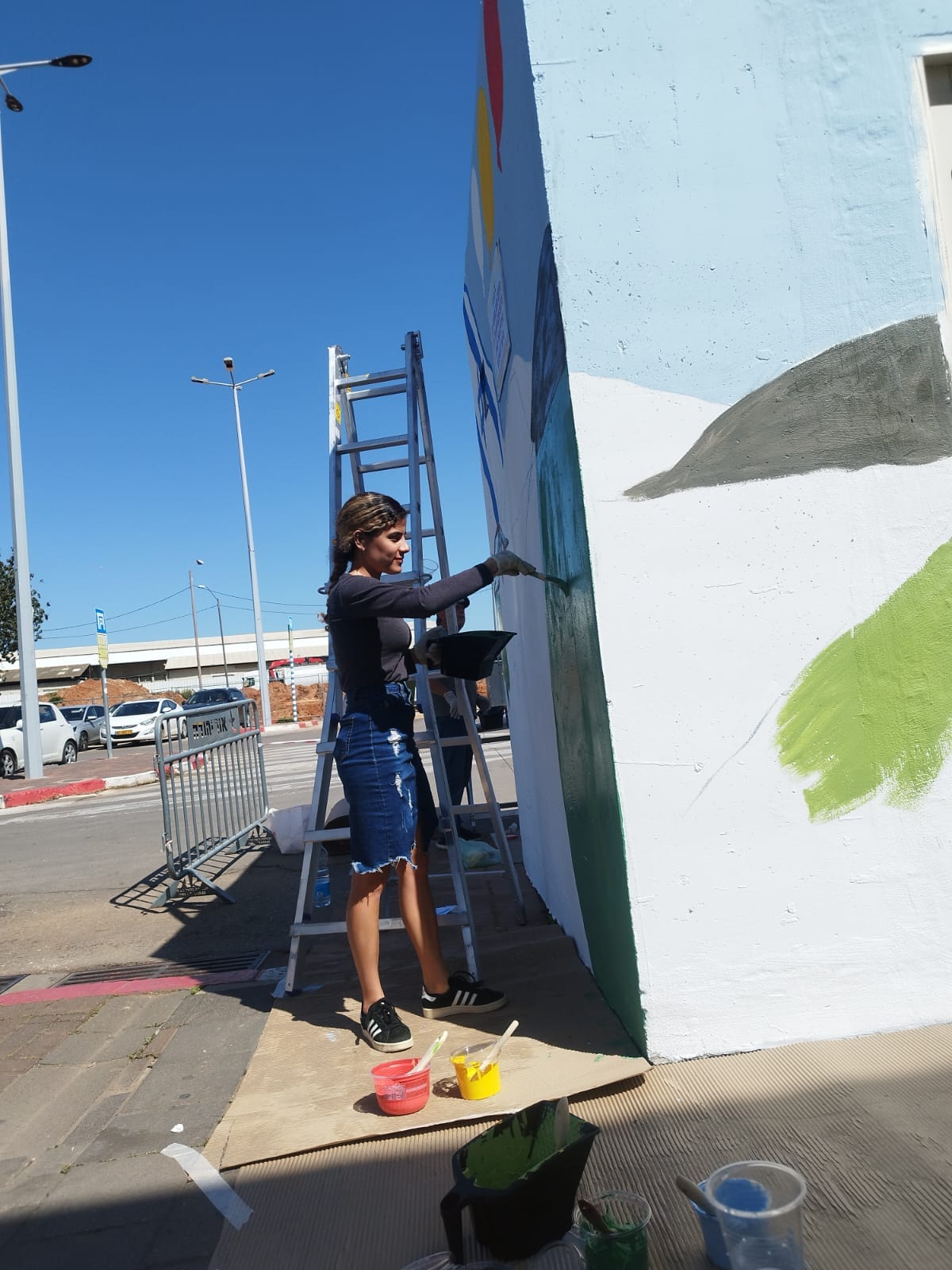 חברי פורום אמני אור יהודה התגייסו והביעו רצון להשתתף במיזם ולראשונה נצבע המרחב המוגן המוסדי הראשון הממוקם באיזור התעשייה ספיר. הקירות סומנו תחילה בקווי המתאר של הציורים בכל 4 פאות המבנה. בהמשך, הצטרפו לאמני העיר גם המלגאים של מרכז קזז לצעירים ויחד החלו במלאכת הצביעה.