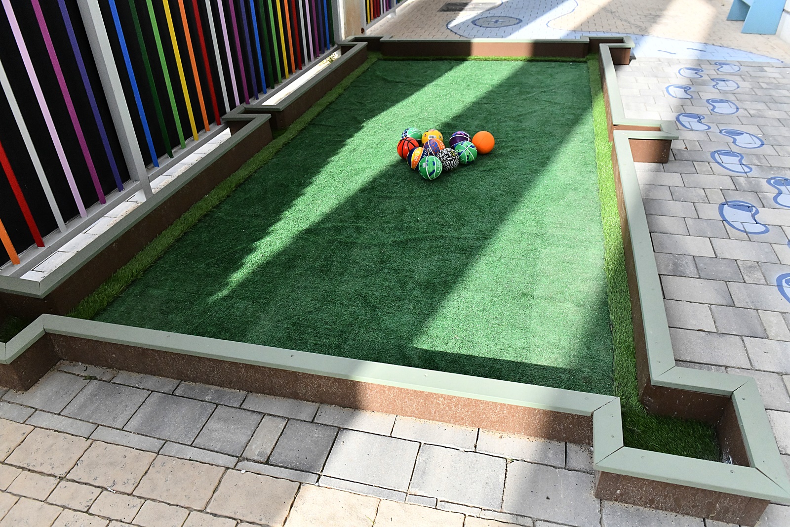 במתחם יוכלו התלמידים ליהנות בין היתר ממגרש קט רגל קטן מגודר עם שערים, מתקן באולינג, שולחן ביליארד, גלגלי קליעות עם ניקוד ומתקן להשחלת טבעות. עוד במתחם החלומות תיבת עץ גדולה ובה משחקי עץ מיוחדים למשחקים חברתיים.