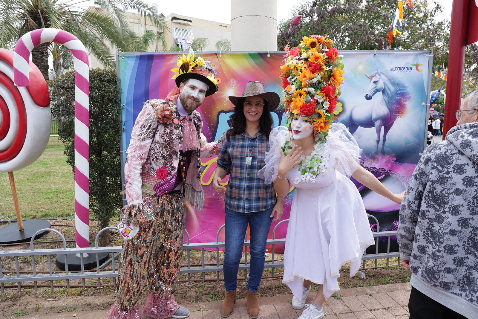 את פניהם של החוגגים קיבלו דמויות שטח מטריפות שהצטלמו עם הנוכחים ורקדו איתם. ברחבי הפארק נפרסו שלל מתנפחים לכל הגילים. 