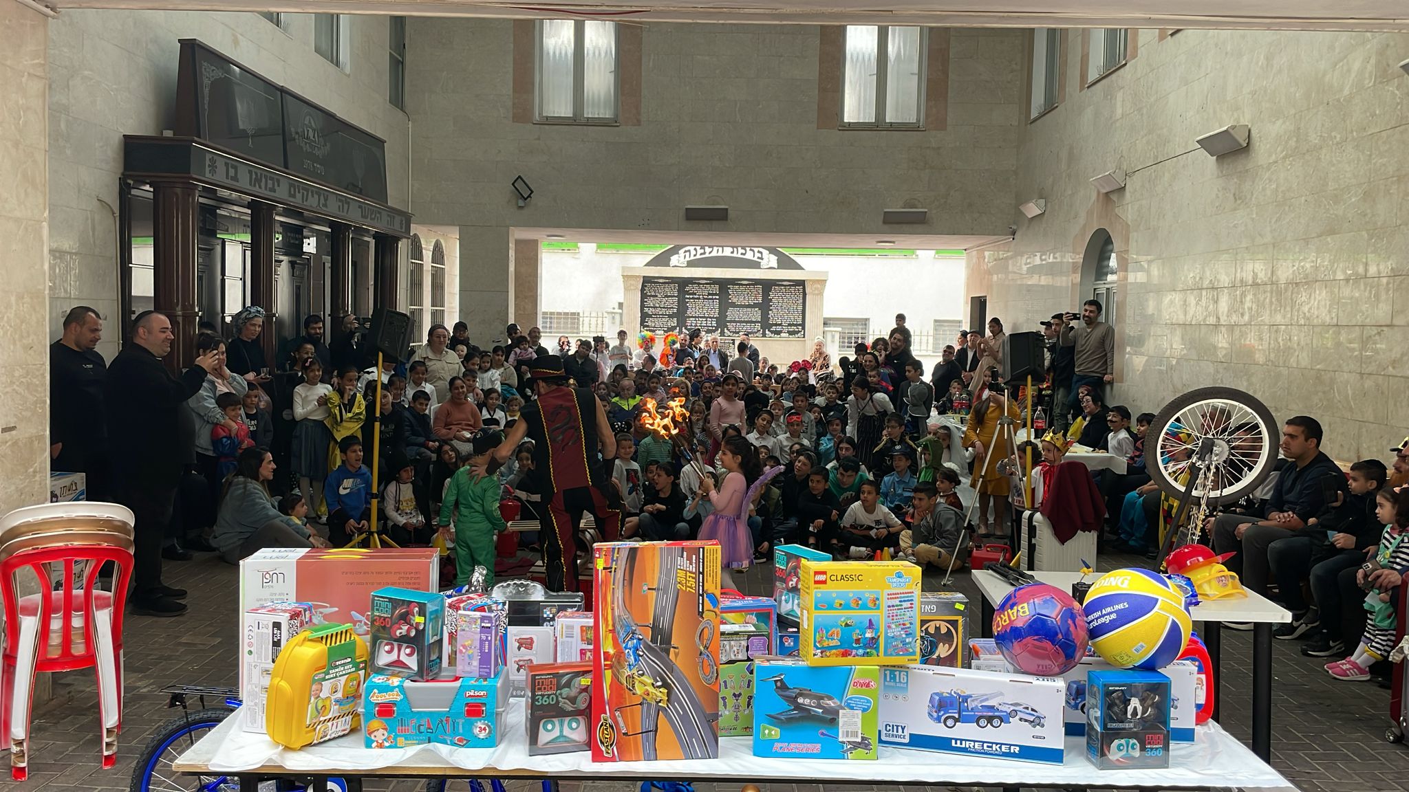 שלל אירועים לכבוד פורים התקיימו ברחבי אור יהודה בהשתתפותם של תושבים שהגיעו להגביר את תחושת השמחה וחיזוק הרוח דווקא בעת הזו. אלפי משתתפים, גברים, נשים, ילדים וטף לקחו חלק באירועים המגוונים וקיימו את מצוות החג להיות בשמחה.