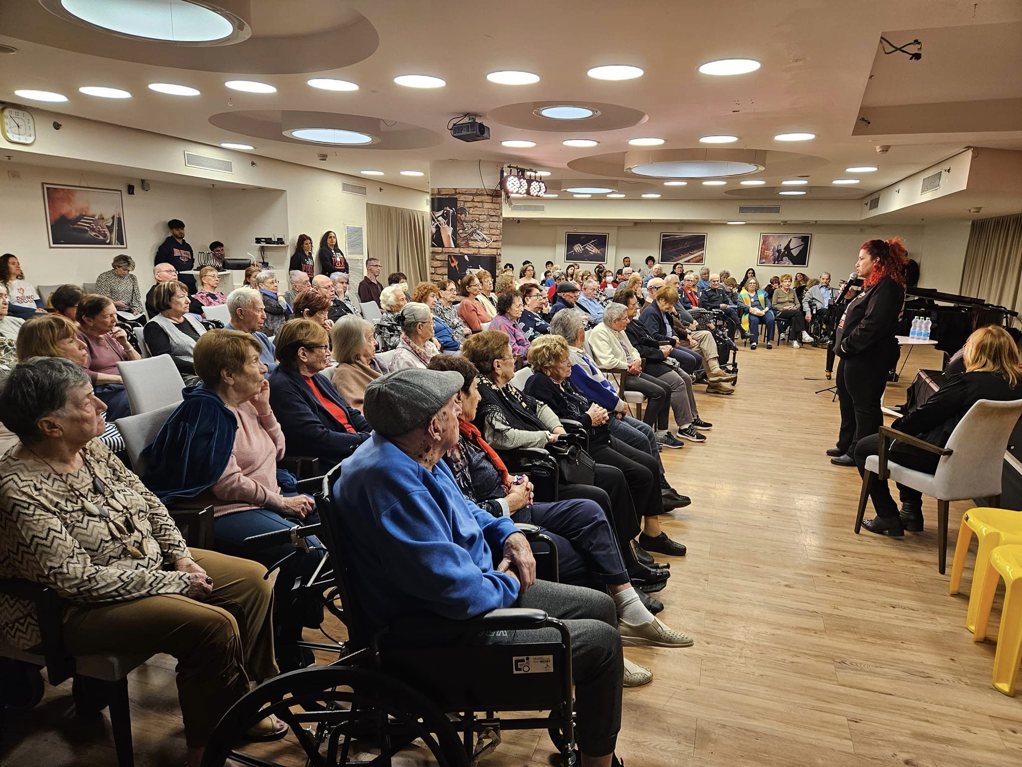 בבית אקשטיין התקיימה פעילות התנדבותית בגינה ברחוב הפלמ"ח לזכרם של החיילים, הוקם ספסל ולוח מודעות בבניין של אלמוג מאיר ג'אן החטוף וכן התקיימה פעילות משותפת עם גני החינוך המיוחד בעיר. בנוסף, מועצת התלמידים נסעה לתל השומר כדי לחלק שי לחיילים. בחט"ב רמון התקיים שיתוף פעולה של תלמידי החטיבה עם גן שקנאי. בתיכון יובלים יצרו גינה לזכר החטופים ליד הספרייה. בחט"ב יובלים ציינו את היום כש-800 תלמידים ו-60 מורים יצאו ליום של נתינה והתנדבות בעיר ומחוצה לה - בקטיף, בגני ילדים, בבתי הספר היסודיים ובמרכזי הקשישים.