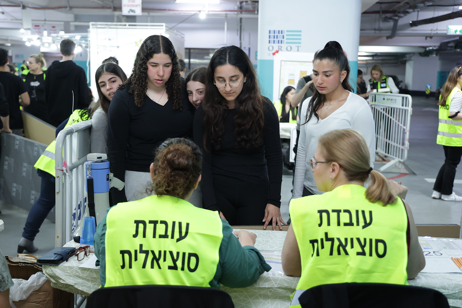 במסגרת התרגיל שהתקיים, תלמידי חט"ב יובלים דימו את התושבים. הם הגיעו אל החניון עם מזרנים והתקילו את עובדי העירייה והמתנדבים בשלל תרחישים כדי לדמות התמודדות לא פשוטה עם אוכלוסייה שלחוצה מטבע הדברים מהמצב וזקוקה לשלל פיתרונות לשהות הממושכת.