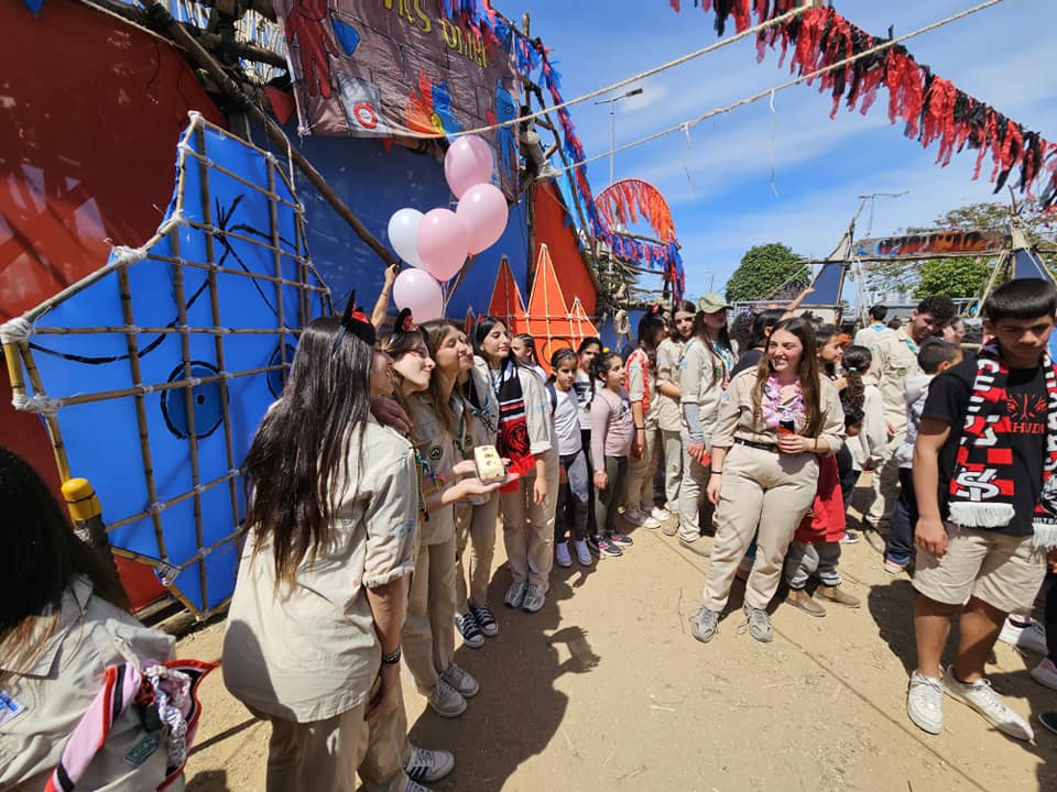 השכבה הבוגרת עבדה רבות על תכנון ובניית המתקנים שהם חלק בלתי נפרד מהווי הפורימון, ביניהם מגלשות בגובה ארבעה מטרים, ספינת שור זועם, רכבת הרים, טאגאדה, עיר קופים ותחנות קטנות.