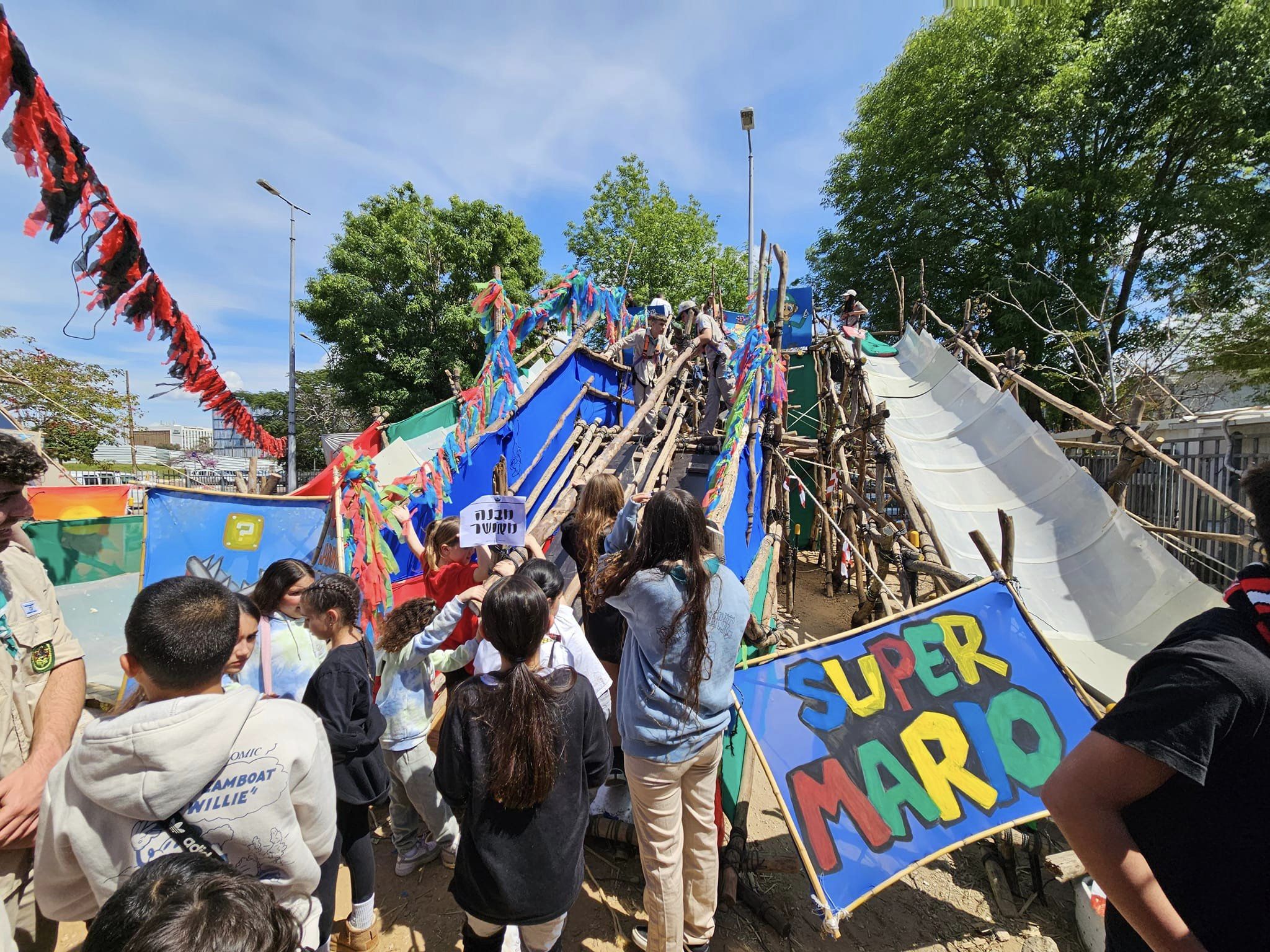 השנה היה חשוב לתנועה לשמור על רוח התקופה באמצעות מבנה בנושא ארץ ישראל ובעמדה להעלאת המודעות לחטופים ותרומות לעמותת "הילדים של כולנו". 