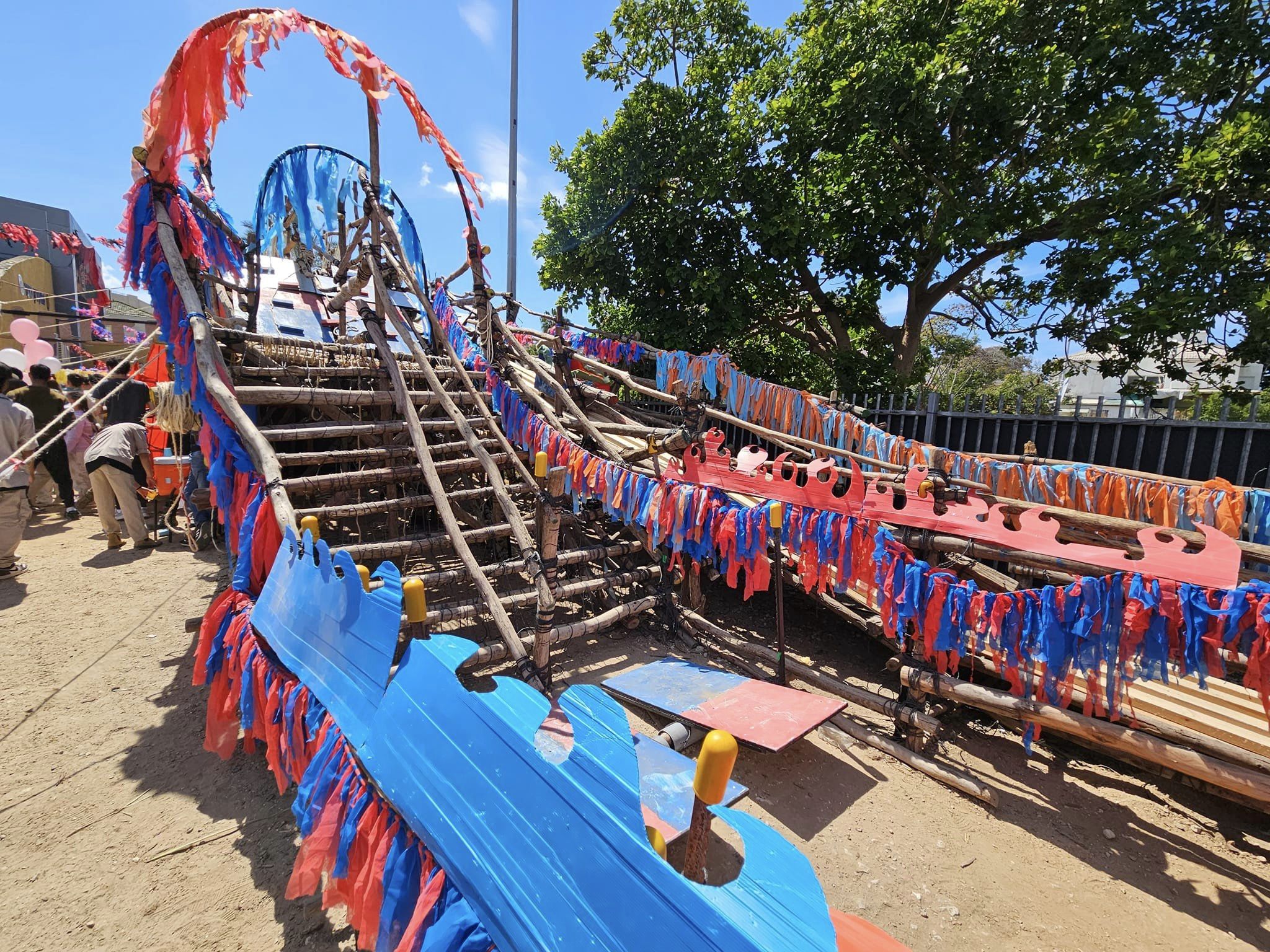 ראש העיר, ליאת שוחט, הגיעה יחד עם מנכ"ל העירייה, גיל ממון, מנהלת מחלקת הנוער, שני גולדמן, ומנהלת יחידת מנהיגות נוער, עדן עזרא כדי לפגוש את מרכזות השבט והדרג המתנדב שעובד מסביב לשעון וכן את המדריכים והחניכים. 