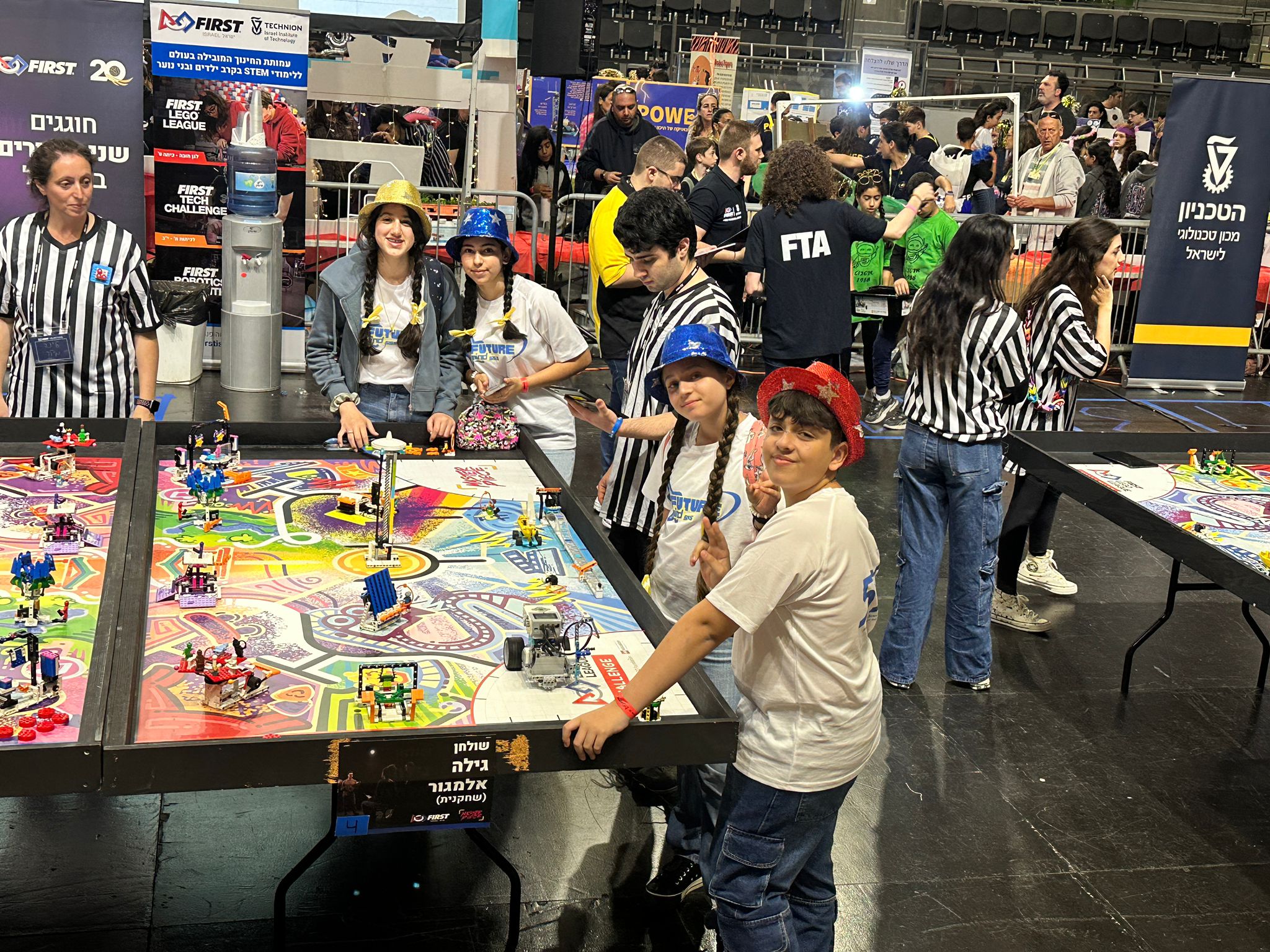 נבחרות המצוינות "רובוטיקה FLL" של תפוח פיס למדע, טכנולוגיה ואומנויות ואגף החינוך לקחו חלק פעיל בתחרות הרובוטיקה הארצית שהתקיימה לאחרונה בהיכל הספורט רוממה בחיפה. שתי הנבחרות כוללות תשעה תלמידות ותלמידים מכיתות ז' בחט"ב יובלים ורמון והן התחרו מול נבחרות רובוטיקה מכל הארץ וייצגו את העיר נאמנה.