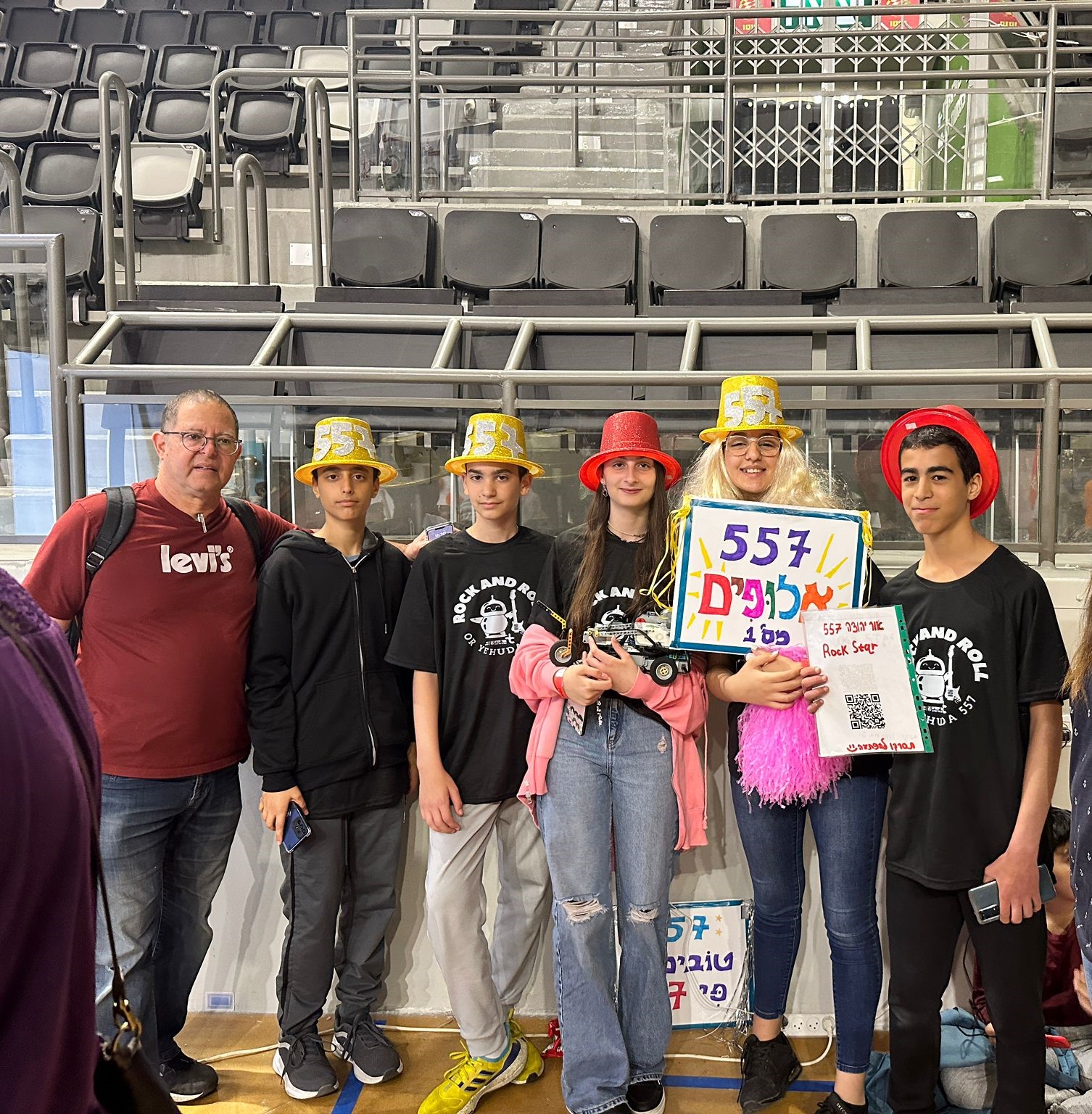 במסגרת התחרות בנושא "שיווק בקהילה", תלמידי הנבחרות הציגו את ביצועי הרובוט אותו בנו ותכנתו לפתרון משימות כל זאת בהמשך לעבודת החקר אותה ביצעו קודם לכן. עבודת בניית הרובוט כללה שילוב של מגוון אלמנטים פיזיקליים וטכניים אותם תכנתו לכדי תכונות פיזיקליות של ממש להפעלת הרובוט. 