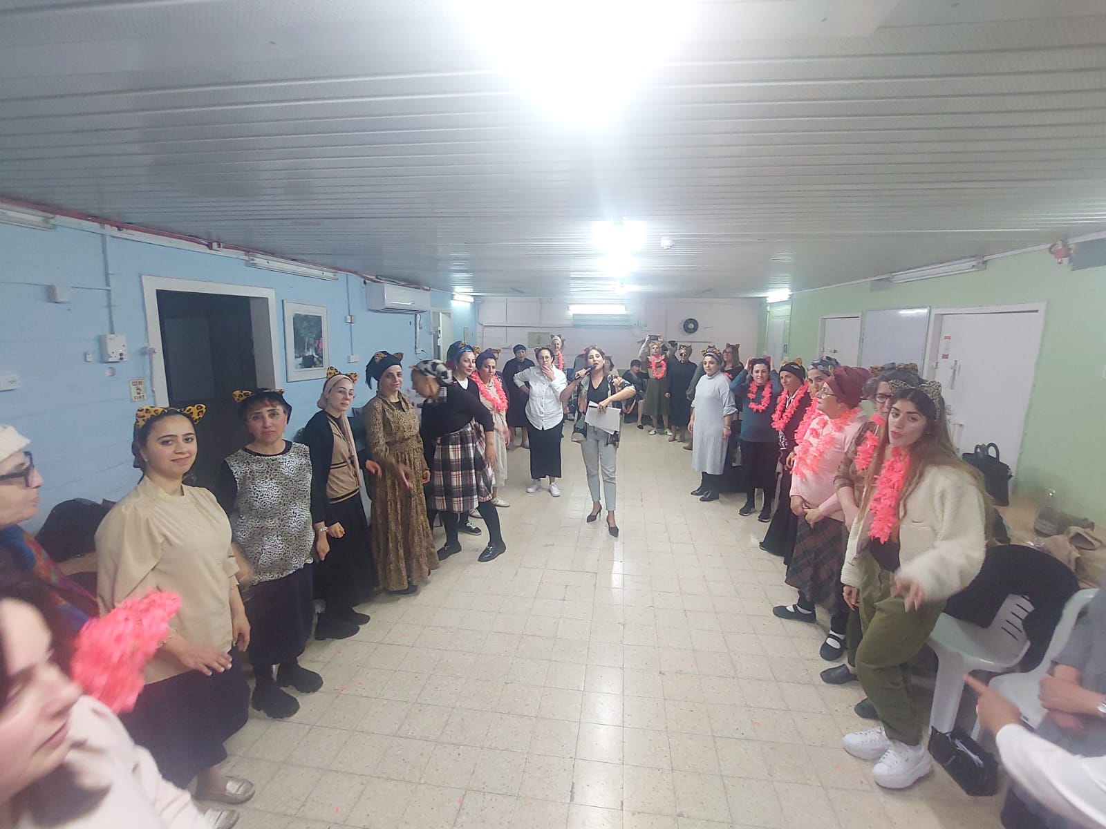 מרכז גישור ודיאלוג בקהילה הפועל באמצעות מחלקת משאבי קהילה באגף שח"ק בשיתוף עמותת "משכן שלום" הובילו קורס בנושא גישור לרבני קהילה ובתי כנסת בנושא "גישור, יישוב מחלוקות, השכנת שלום ובניית הסכמות בקהילה". הקורס נשמשך לאורך 8 מפגשים וכלל 24 שעות הועבר ע"י מגשרים מוסמכים, הרב ערן משה מרגלית והרב מתניה ידיד. 20 רבני קהילה השתתפו וקיבלו מגוון כלים יישומיים ופרקטיים מעולם הגישור לייעול עבודתם אל מול הקהילות. באירוע הסיום השתתפו רב העיר, הרב ציון כהן, סגן ראש העיר, שלמה זלמן סיונוב הממונה על אגף שח"ק, ומנהלת אגף שח"ק, ד"ר אסתי אשל. בנוסף, 12 משתתפים לקחו חלק בהרצאה נוספת של מרכז הגישור בנושא "ייפוי כוח מתמשך, ירושות וצוואות ובקשר שלהם לגישור" שהועברה ע"י עו"ד מוני אור, מגשרת מוסמכת.