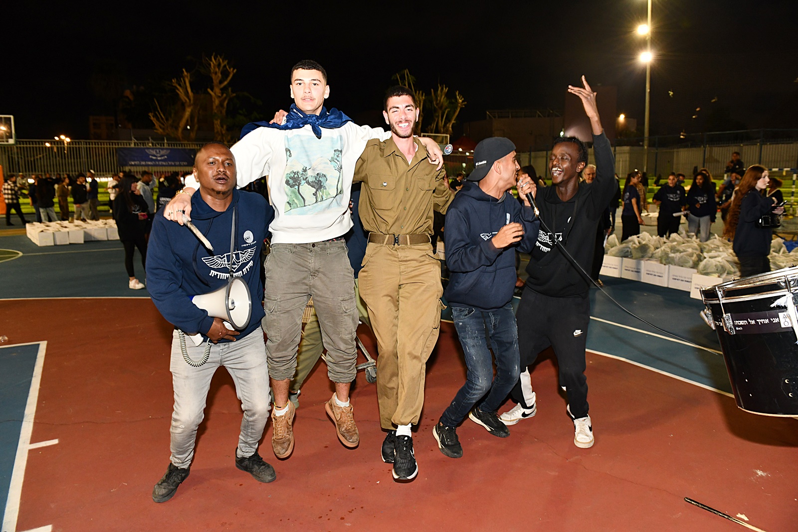 חניכי הארגון מאור יהודה ומערים נוספות באיזור התייצבו במגרש כדי לארוז את סלי המזון המיועדים למשפחות לקראת חג הפסח כחלק מהפקה מדהימה שבה לקחו חלק עשרות משתתפים.