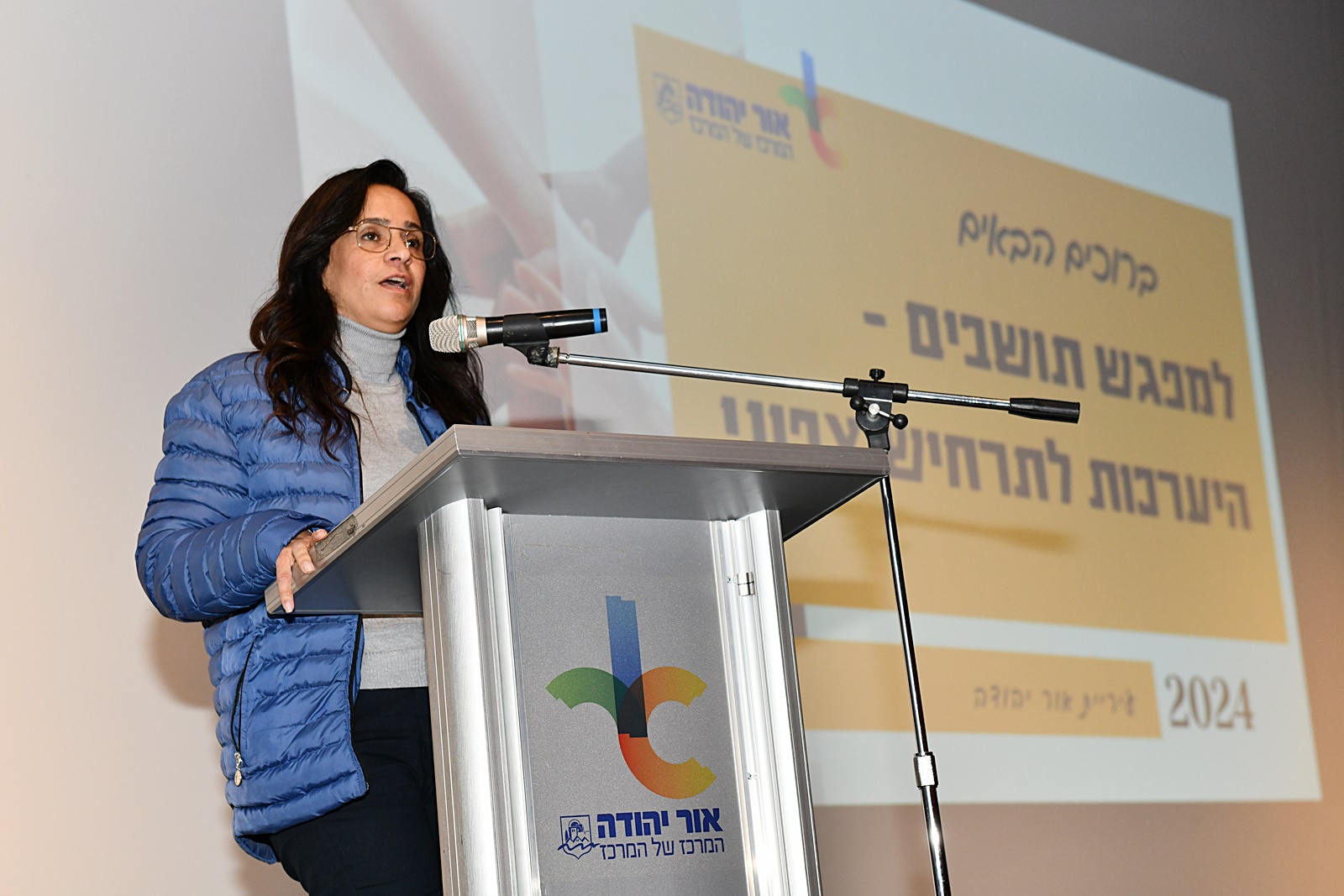 בפתח המפגש אמרה לתושבים ראש העיר, ליאת שוחט: "המפגש הזה לא נועד כדי להפחיד, אלא כדי ליידע וכדי להכין אתכם ואת התושבים לרגע האמת. אף אחד לא יודע להגיד מתי החזית הצפונית תיפתח ואם היא תיפתח, אבל כולנו מבינים שזה מתקרב. כרשות אנחנו ממשיכים לתרגל את עצמנו לכל התרחישים ולוקחים את המשימות שלנו ברצינות כדי לדעת שברגע האמת נדע להעניק את השירותים הנדרשים לתושבים. חשוב לי שהתושבים יבינו את ההנחיות ויידעו גם להעביר אותן הלאה".