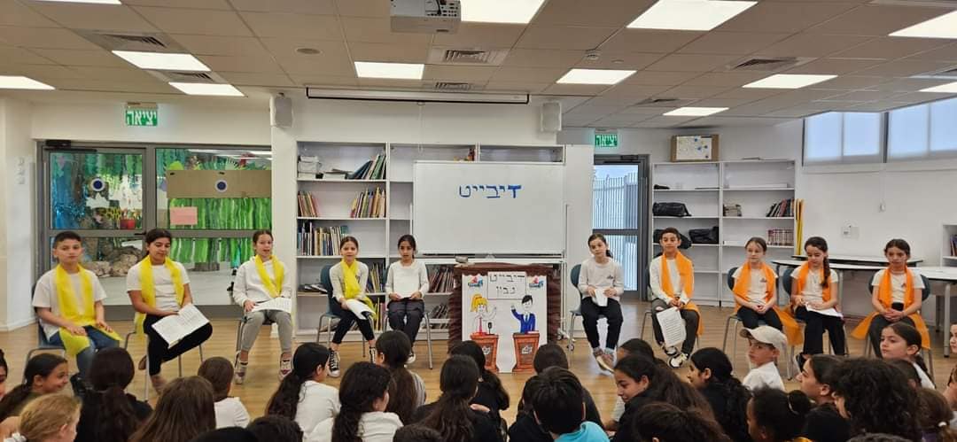 תלמידי בית אקשטיין העלו תערוכה בלובי העירייה בנושא 