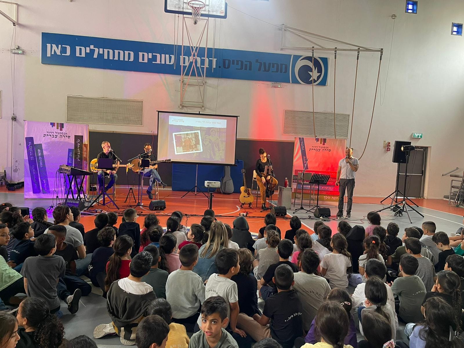 אלונים (בהובלת המורה דנה נחמיאס), סביונים (לימור כהן אהרן), אור מנחם (זהבה גוסיאטינסקי), מדעים ויהדות (עינב כהן), יצחק נבון (רבקה אברהם ורותי וקנין), שיזף (לירון קפלנסקי) ונבחרות רובוטיקה FLL של חט