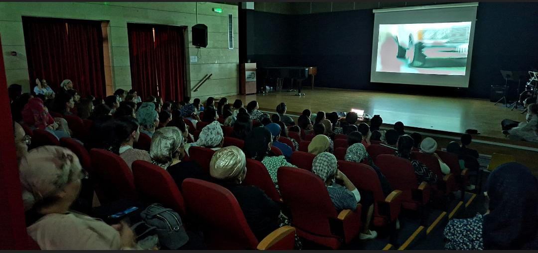 בהמשך חופשת החג התקיים מופע טלפתיה ואשליות עם אומן החושים שרון בגדדי באולם הספורט בבי"ס אורות-אור חנה בהשתתפות מאות מתושבי העיר. המופע כלל מופע בידור על חושי בשילוב הומור שנון ומקורי שהפתיע את הקהל ואת המשתתפים הספקנים ביותר.