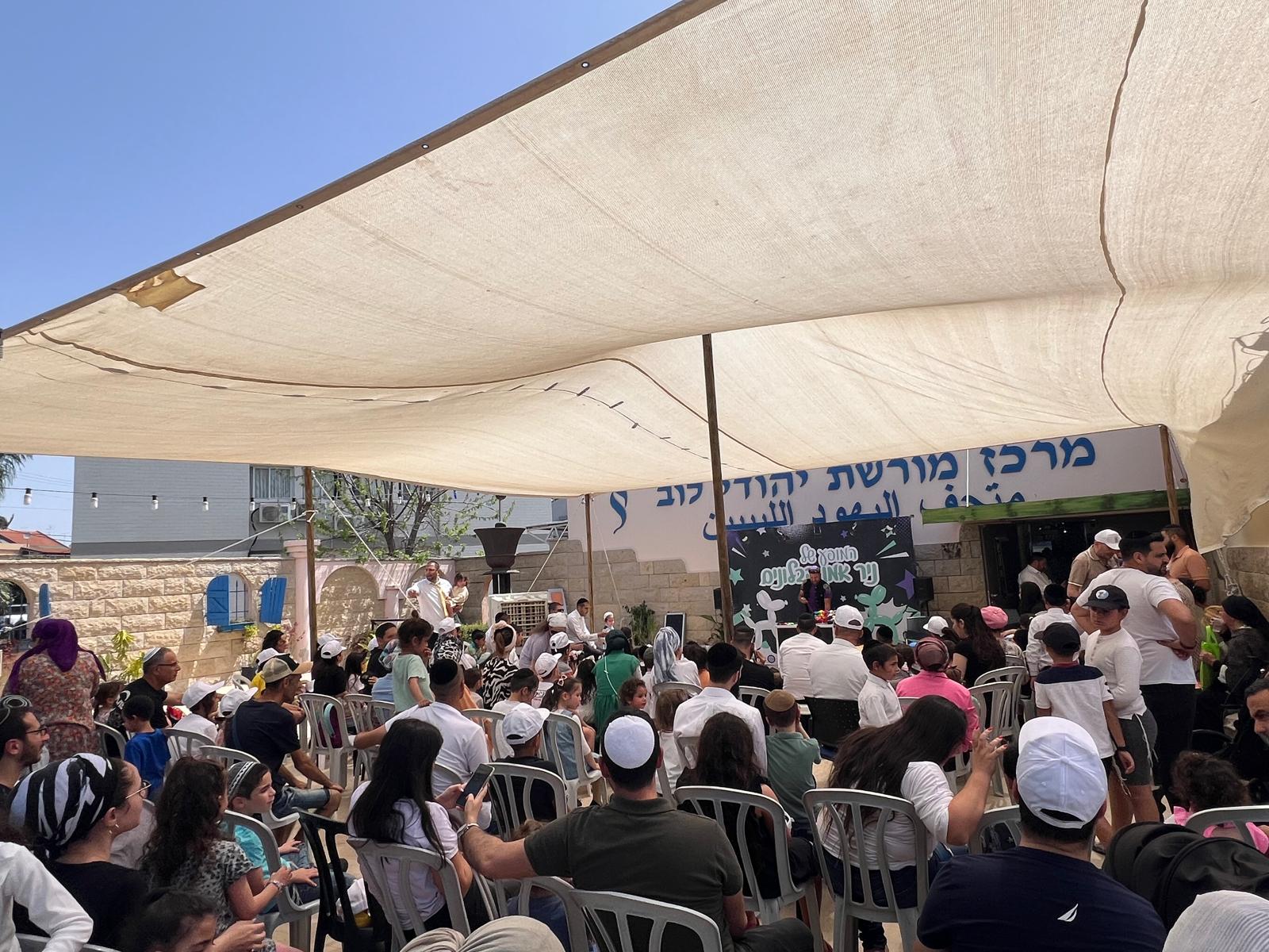 רגע לפני שבת התקיים באולם הספורט בבי"ס אורות-אור חנה מופע פסח לכל המשפחה "מתנה בהפתעה" בכניסה חופשית. המופע המיוחד בהשתתפות שלושה שחקנים סיפר על אמונה חזקה ושמירת חגי ישראל. לפני המופע בירכו את הקהל רב העיר, הרב ציון כהן, והרב מענדל הכהן פרידמן, שליח הרבי ורב קהילת חב"ד בעיר.