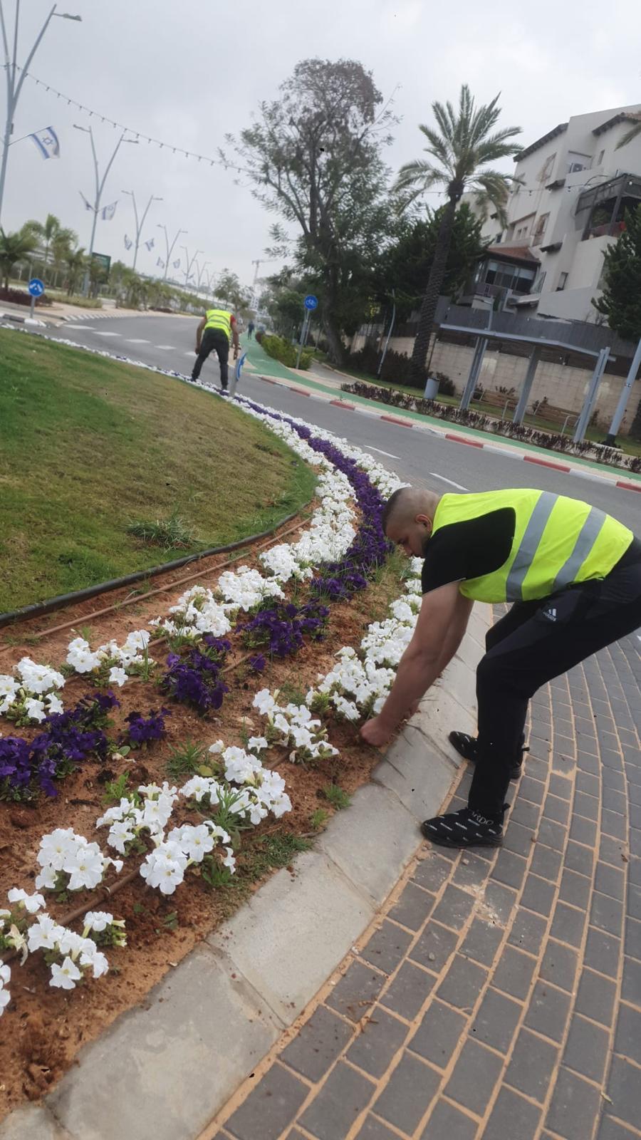 בערב פסח התקיים ליל סדר קהילתי בשיתוף חב"ד בשלושה מוקדים אליהם הגיעו תושבים רבים כדי לחגוג ולהסב סביב השולחן. האירועים כללו פעילות מיוחדת לילדים במהלך הסדר והם נועדו לאפשר התכנסות גם למי שאין לו עם מי לחגוג את החג. האירועים התקיימו בשכונת נווה רבין בבית הרב פרידמן, בבית הכנסת אלי כהן ובבית חב"ד בשכונת סקיא א'.