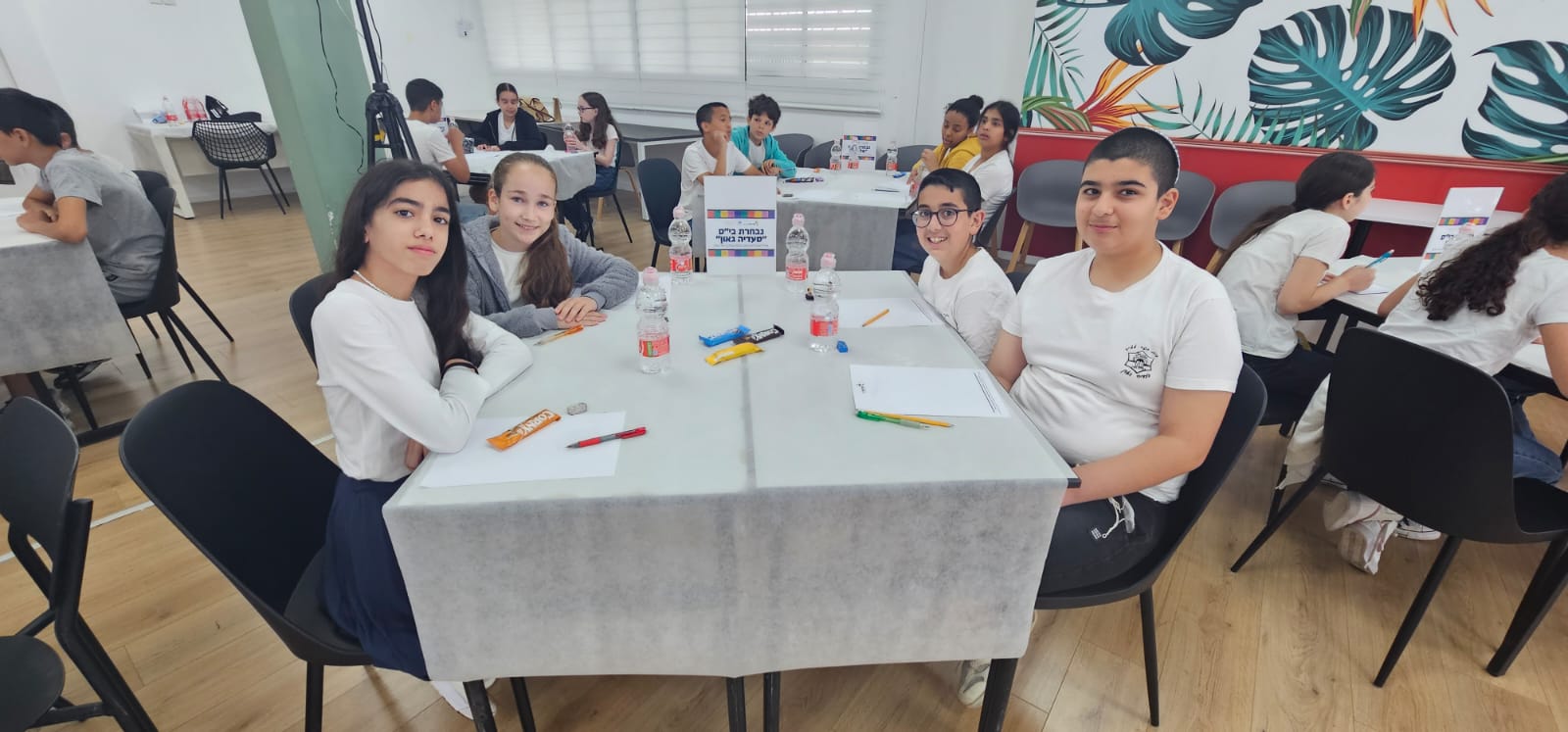 בתחרות ששודרה בזום לכלל תלמידי בתי הספר וההורים, נכחו ראש העיר, ליאת שוחט, סגן ראש העיר, עופר בוזי, מנהלת אגף החינוך, דלילה אשכנזי ושלומית זילכה, הממונה על תחום המתמטיקה היסודי במחוז ת"א במשרד החינוך. במסגרת התחרות, התלמידים קיבלו חידות לוגיות ומתמטיות ופתרו סוגיות מתמטיות מורכבות תוך הפגנת ידע רב ובקיאות.