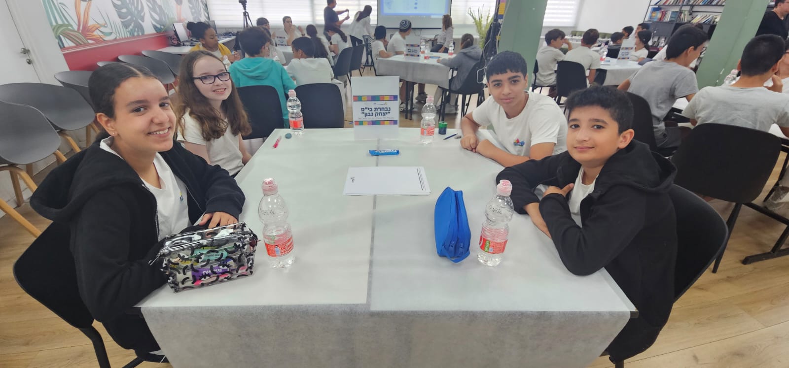 בתי הספר שזכו במקומות הראשונים קיבלו שי בדמות תווי קנייה לרכישת ספרים ובהם נבחרת בי"ס שיזף שהגיעה למקום הראשון וקיבלה שי בשווי 300 ₪, נבחרת סעדיה גאון שסיימה במקום השני קיבלה שי בשווי 250 ₪ ונבחרת בי"ס נבון שהגיעה למקום השלישי קיבלה שי בשווי 200 ₪. בנוסף, כל המשתתפים קיבלו תעודת הוקרה ושי - קלמר יוקרתי מעוצב על השתתפותם.