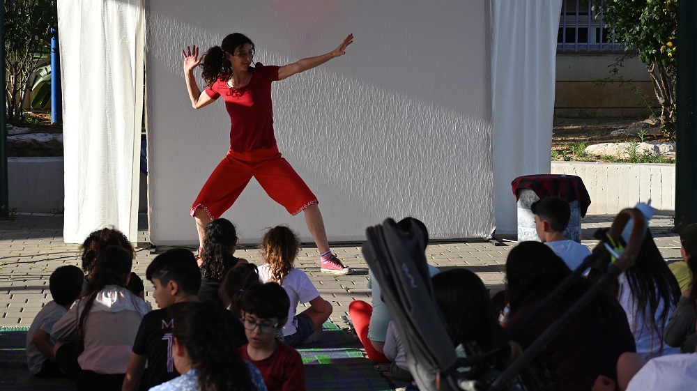 במהלך שני ימי היריד התקיימו מופעים לכל המשפחה לקהל הרחב ללא עלות בנושאים סביבתיים, "חשמל באוויר" מופע שעסק בנושא מקורות חשמל מהטבע והוצג ע"י שחקנים בצורה חווייתית ומותאמת לילדים ומופע אקרובטיקה "זבל של ליצנים" עם דמויות היתוליות של פועלי ניקיון שהם ליצנים באופיים, ששיחקו ועשו ג'אגלינג ותרגילי אקרובטיקה עם האשפה.