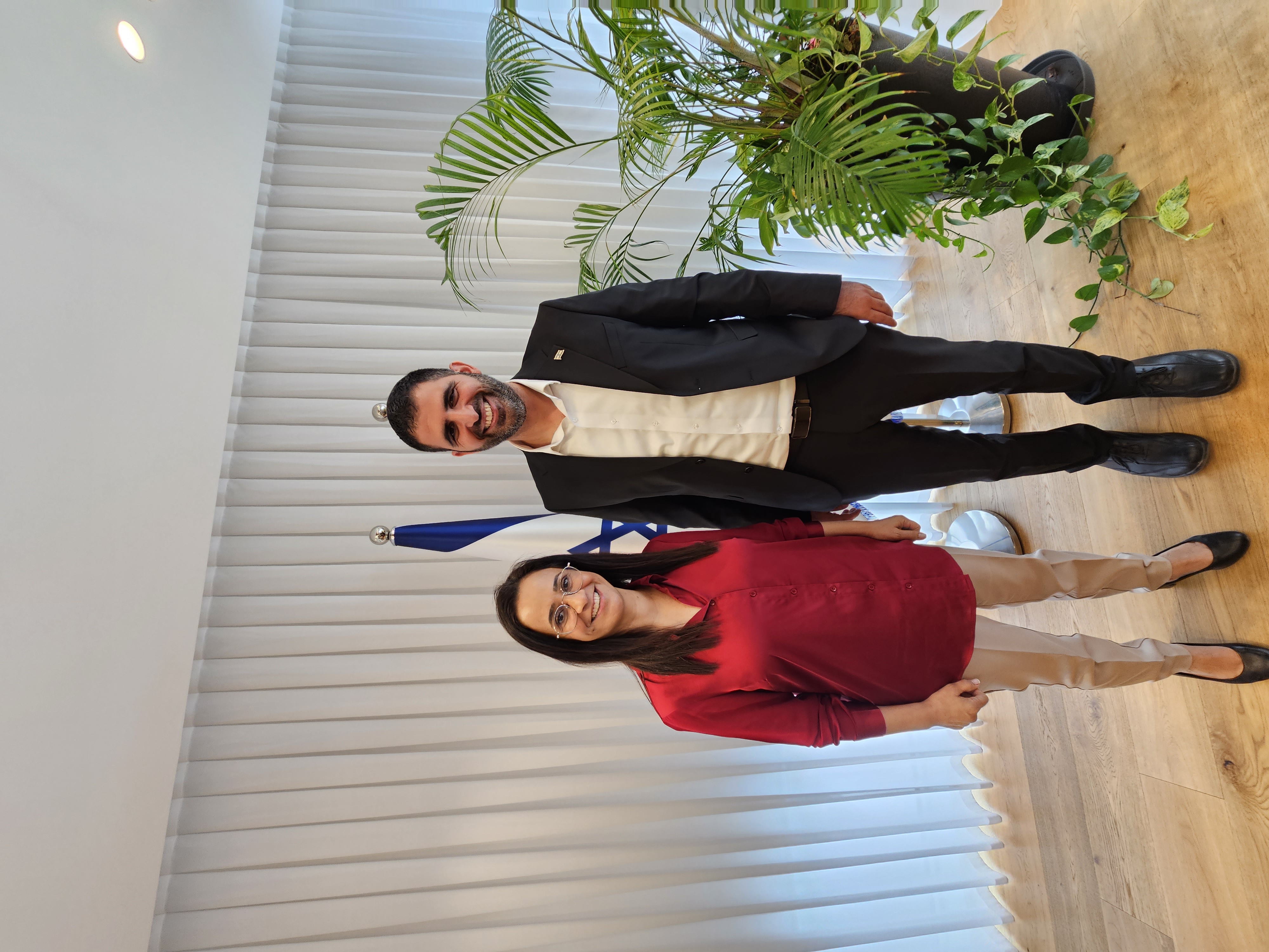 לפגישה קדמה עבודת הכנה הן בלשכת השר והן בלשכת ראש העיר. ליאת שוחט סקרה בפני השר וצוותו את היבטי הבינוי והפיתוח של העיר תוך מיקוד תחום הטכנולוגיה והשירות לתושבים. בפני השר הועלו נושאים בעלי השפעה על יכולת העיר לפתח שירותים טובים יותר לאזרח שניתן לקדם במסגרת אחריות המשרד. כמו כן, הוצגו פרויקטים טכנולוגים עיקריים תוך שימות דגש על יכולת המשרד להעצים ולהפיץ את היכולות לרשויות נוספות.