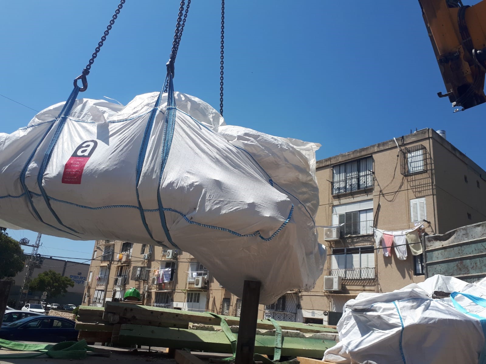 במסגרת תהליך הפינוי, פורקו ופונו ע"י גורמים מקצועיים המורשים ע"י המשרד להגנת הסביבה מחסנים, גגות, מבנים, קירות וצינורות העשויים אסבסט מגני ילדים, בתי ספר, מועדוניות, מקוואות, בתי כנסת ומבני ציבור נוספים בהם נעשית פעילות שוטפת ומתן שירותים לתושבי העיר.