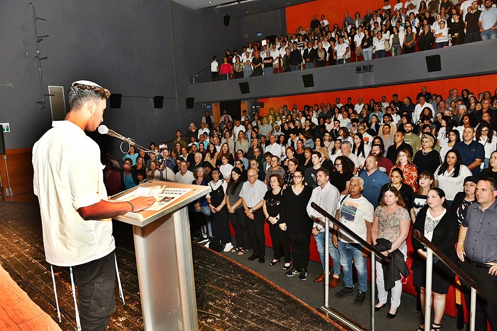 את הערב חתמה הצגת התיאטרון "רוחל'ה מתחתנת", דרמה מרגשת מאת סביון ליברכט, בבימויו של נתן דטנר, העוסקת בזיכרונות כואבים מהתקופה בפולין.