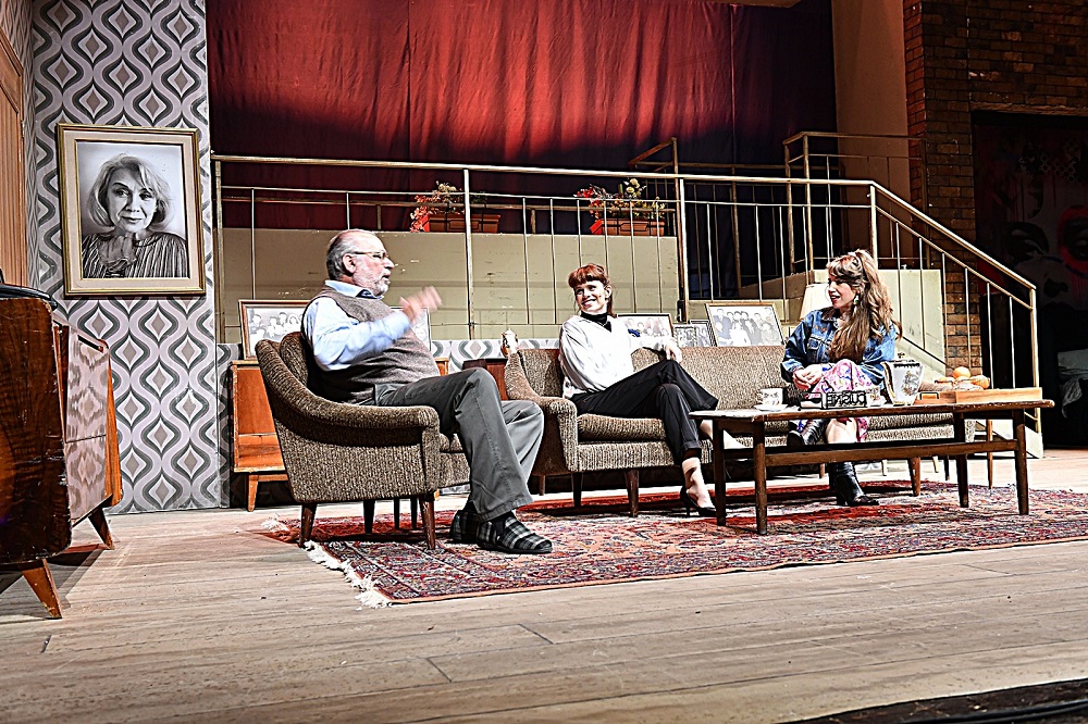 מפגשי זיכרון בסלון התקיימו גם הם בערב יום השואה במרכזי הנוער והצעירים. בני הנוער נפגשו במרכז הנוער עם תושבת העיר, שרית שחם, דור שני לשואה ששיתפה את סיפורה המרתק של אימה צילה עפר זיכרונה לברכה.