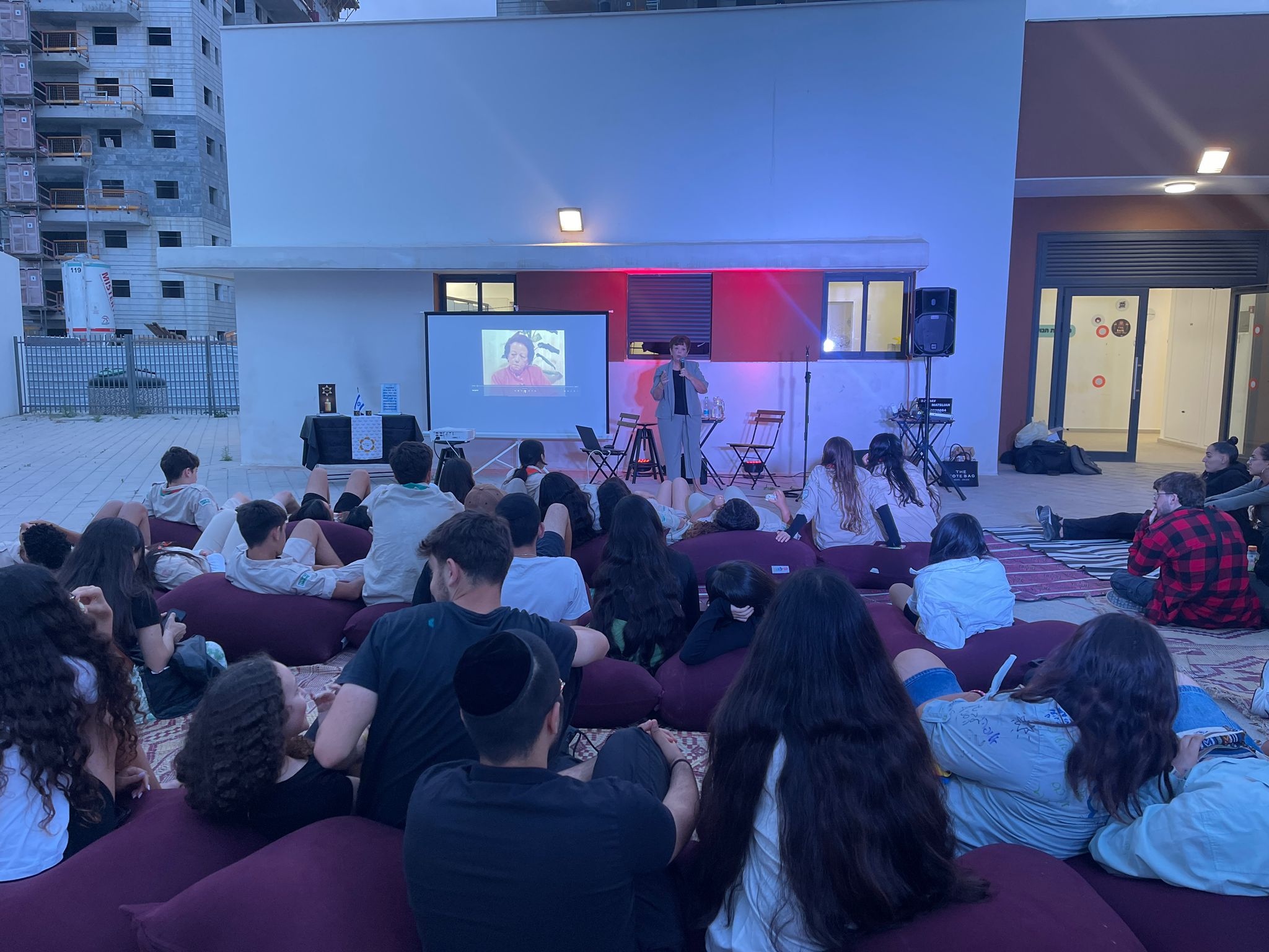 מרכז קזז לצעירים וכפר הסטודנטים איילים אירחו את שורד השואה, תושב העיר, יוסף זיגנר, אשר שיתף בסיפורו האישי על משפחתו וימיהם ברומניה בצל השואה, על ההיכרות עם אשתו ברומניה והראה לצעירי העיר עדויות אמיתיות וצילומים שהביא עימו. 