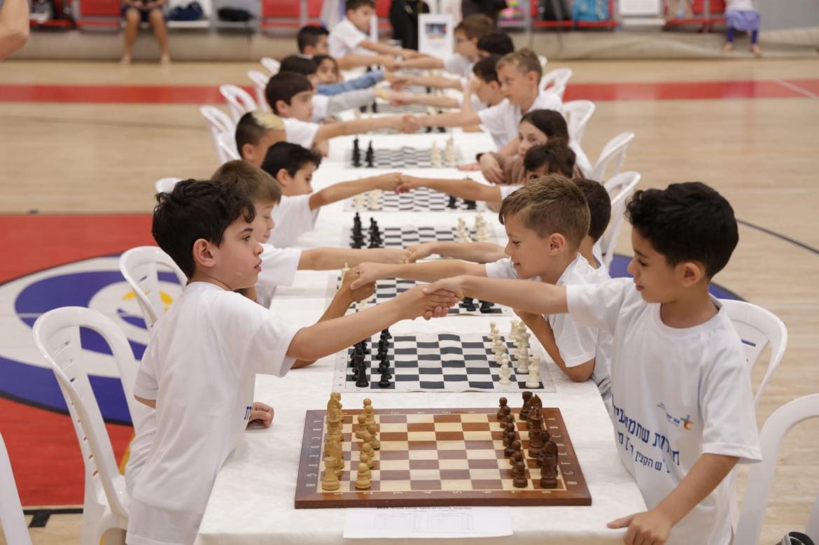 בראשית התחרות קיבלו כלל התלמידים חולצות מטעם המשפחה ובהמשך ארטיק, תעודות והנבחרות הזוכות זכו לקבל מדליות.