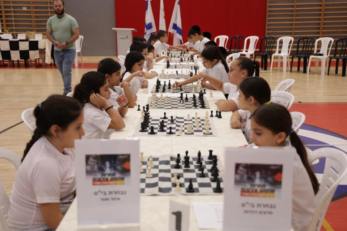  בראשית התחרות קיבלו כלל התלמידים חולצות מטעם המשפחה ובהמשך ארטיק, תעודות והנבחרות הזוכות זכו לקבל מדליות.