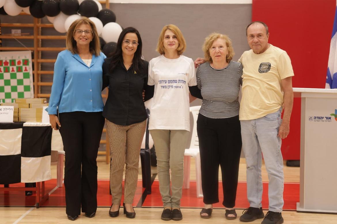 ראש העיר, ליאת שוחט, בירכה את התלמידים הנרגשים על המאמצים שלהם ללמוד ולהשתתף בתחרות יוקרתית שמקדמת חשיבה לוגית ואסטרטגית.