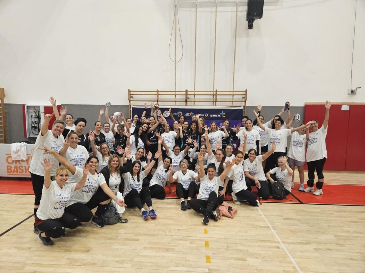 הזוכות קיבלו פרסים וחולצות.