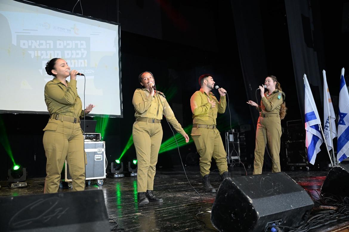 תחילה הלהקה הצבאית "רביעיית חינוך" שהקפיצה את הצעירים על הרגליים 