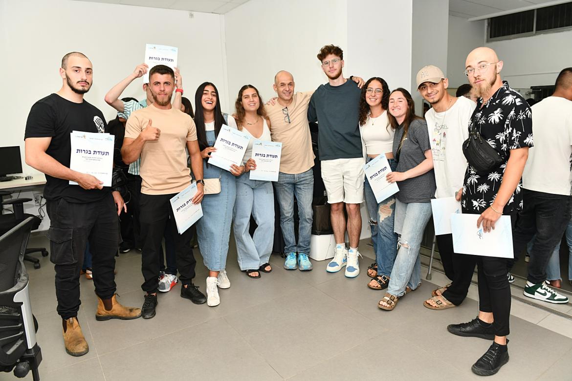 חלקם הגיעו על מדים וחלקם על אזרחי 